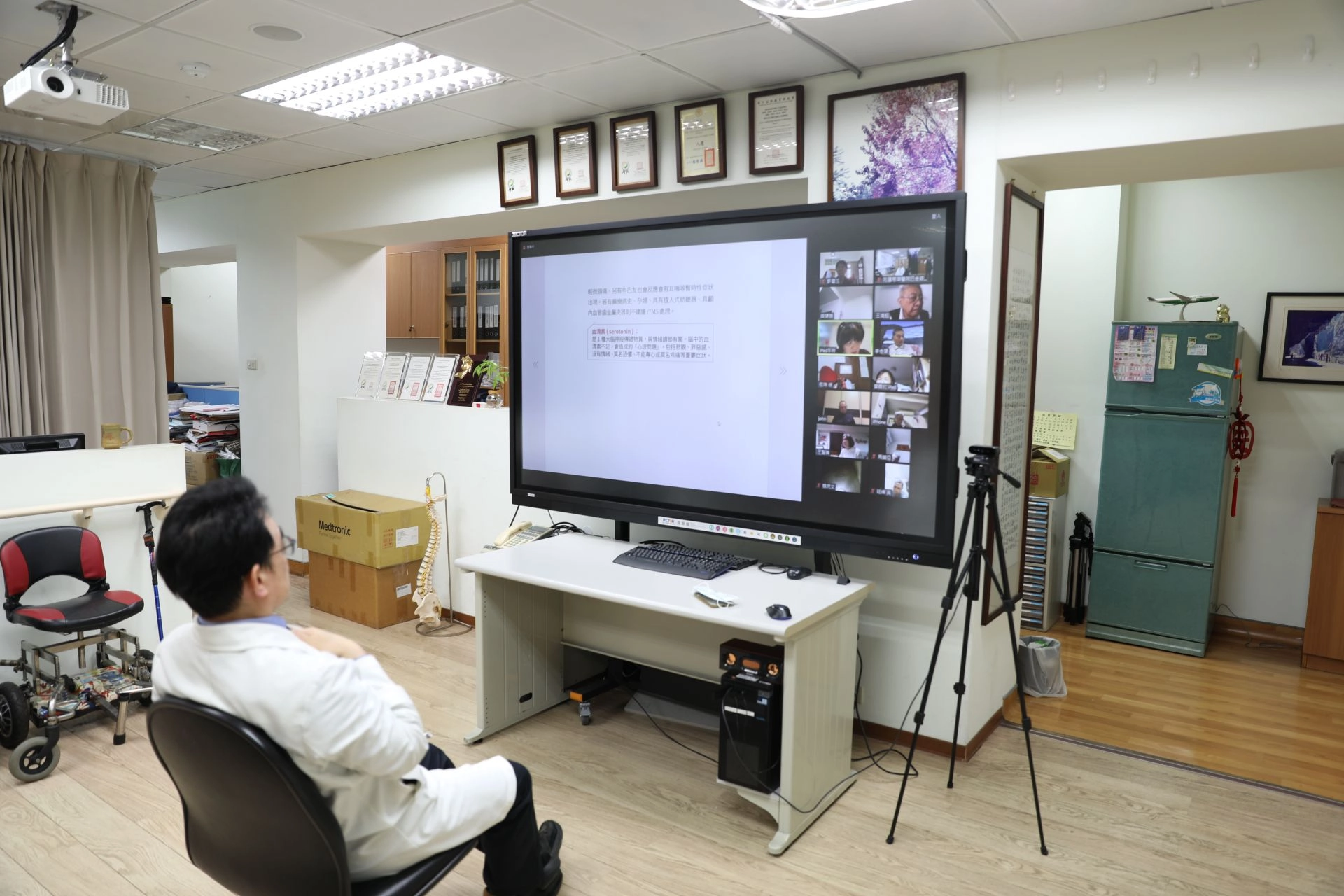 台灣鬱金香動作障礙關懷協會舉辦《巴金森病88問》線上讀書會,3月15日特地邀請花蓮慈濟醫院巴金森暨動作障礙治療與研究中心主任陳新源醫師與巴金森病病友共讀。