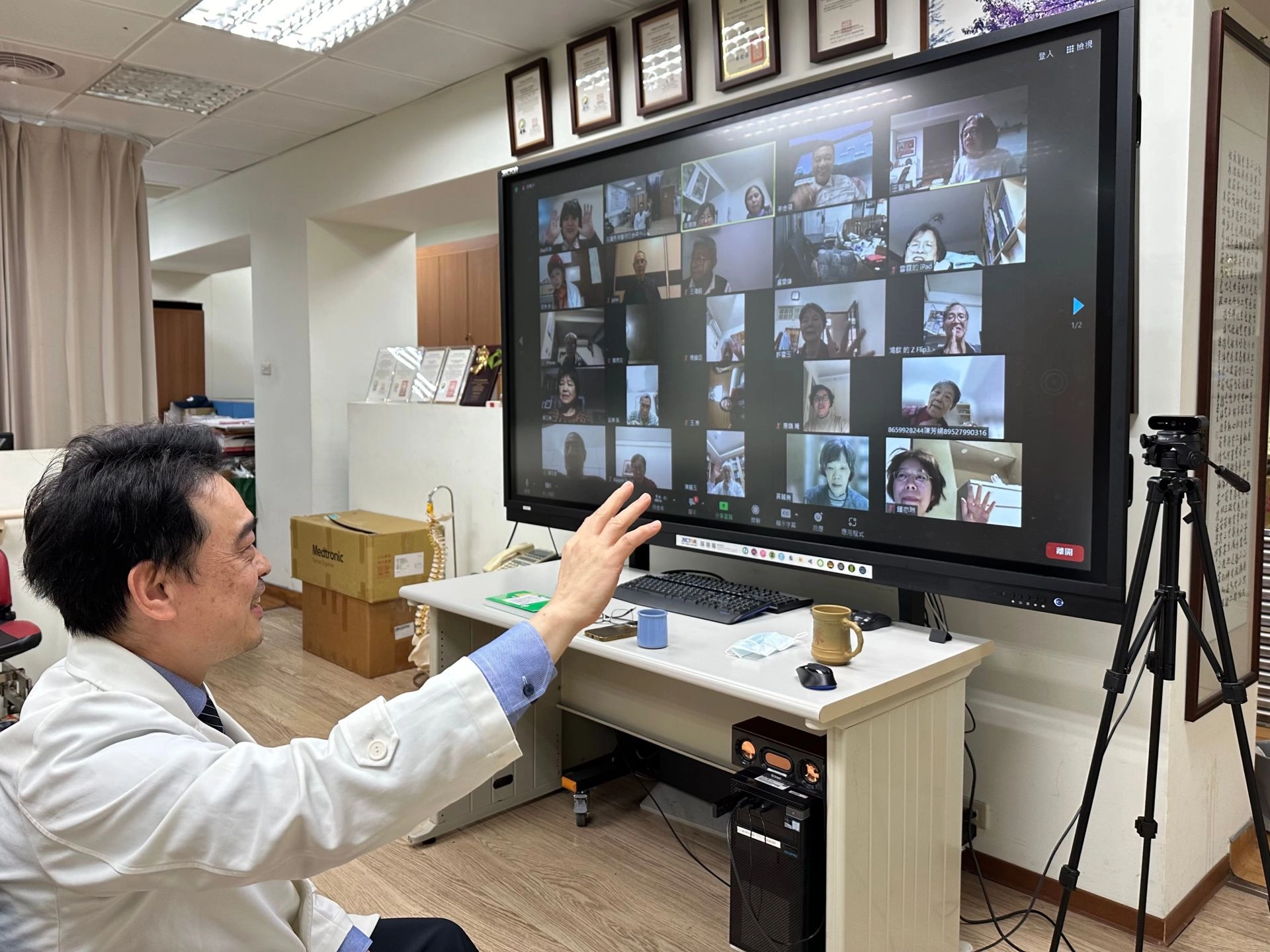 台灣鬱金香動作障礙關懷協會舉辦《巴金森病88問》線上讀書會,3月15日特地邀請花蓮慈濟醫院巴金森暨動作障礙治療與研究中心主任陳新源醫師與巴金森病病友共讀。