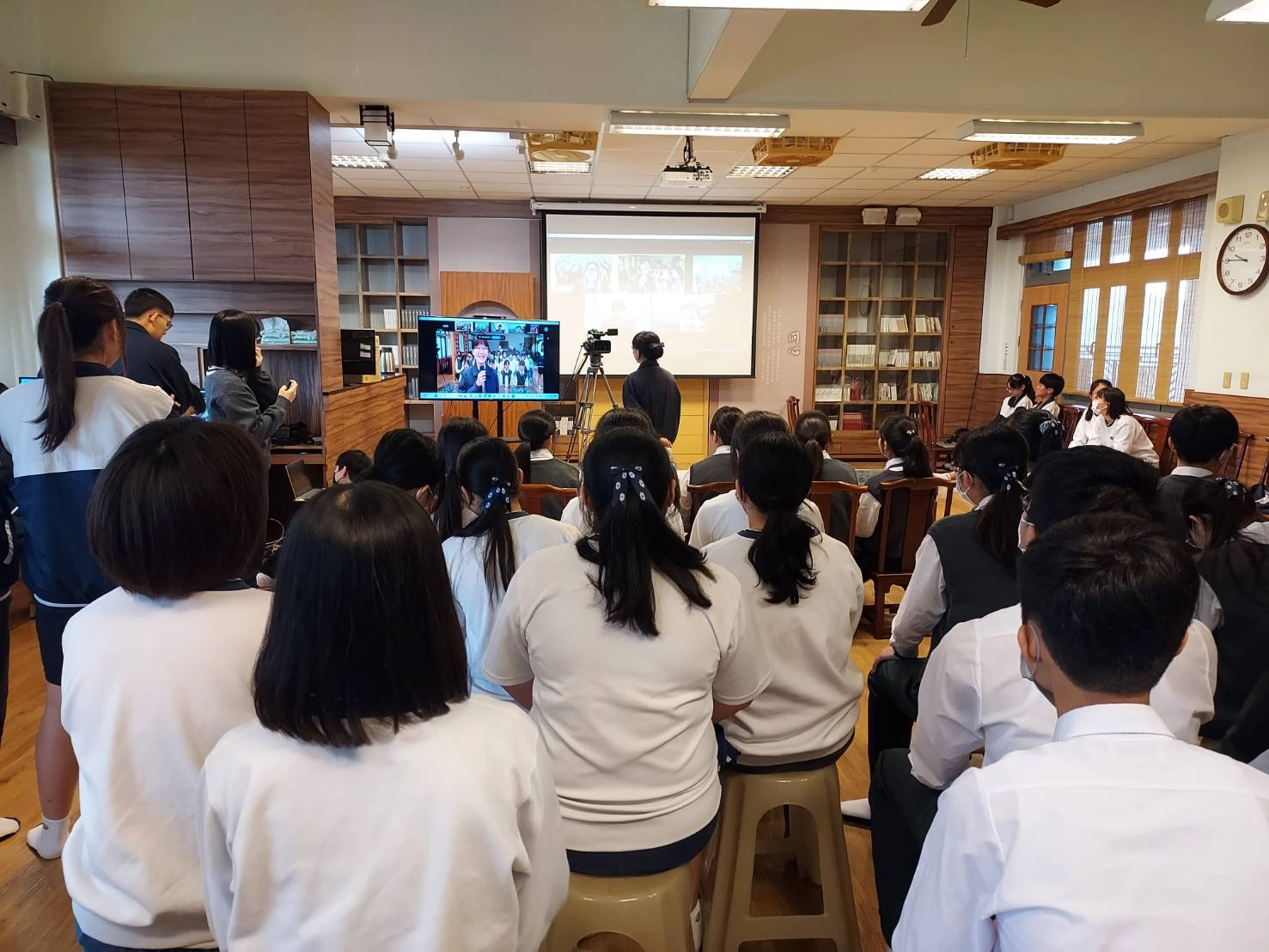 透過各項國際線上交流、寒暑營隊及出國遊學營,促進國際理解及實踐性語言學習等效果