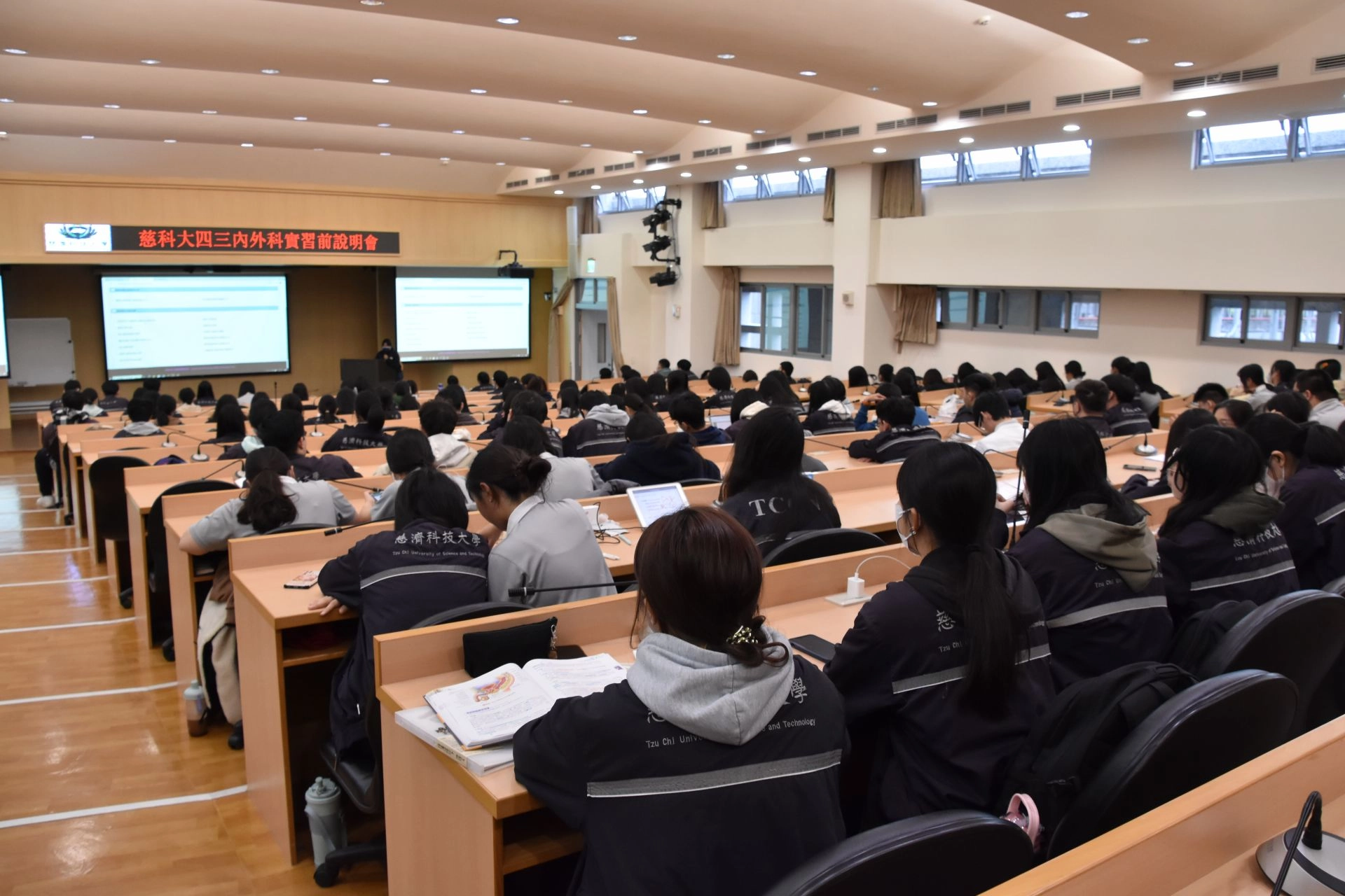 五月十三日起,150多位四技部三年級學生,將陸續踏入醫院臨床第一線,展開為期六週的內外科實習。