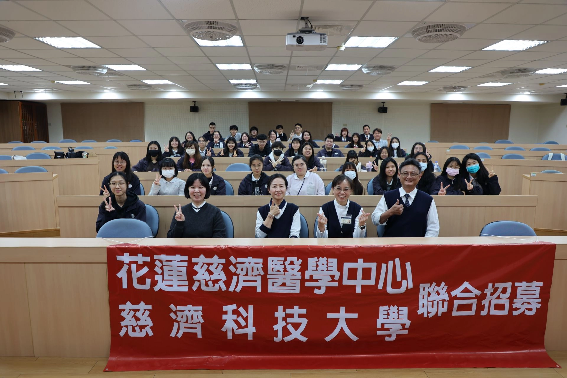 除了護理一百分公費培育計畫之外,花蓮慈濟醫院也特地與醫務管理系、經營管理系的應屆畢業生,分享即將開辦的學士後護理學習,廣招有意願的同學,加入花蓮慈院大家庭。