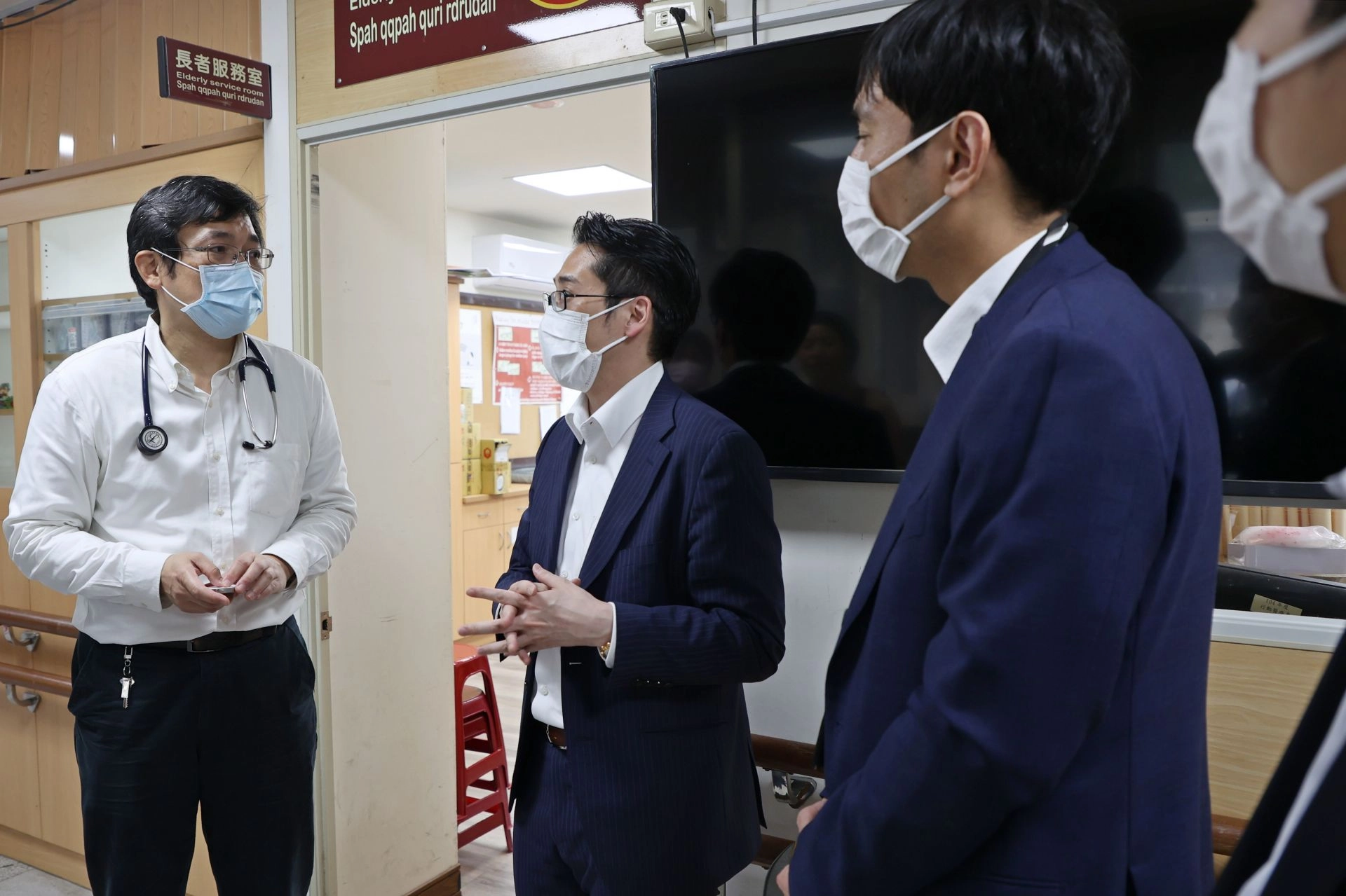 當日小兒部張雲傑醫師(左)正支援衛生所的體位改善與青少年諮詢特別診,也與他們分享當地的孩童健康與家庭狀況。