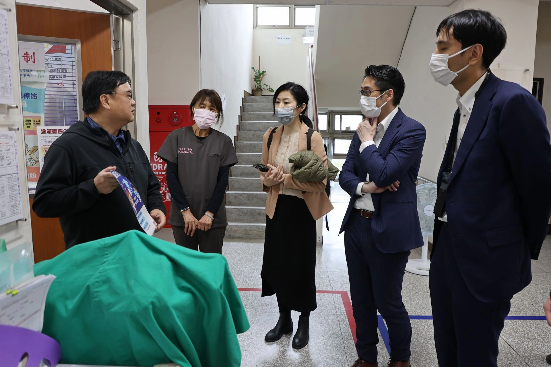 花蓮縣牙醫師公會理事長余政明醫師(左),也和日本團隊分享醫牙共照,針對糖尿病患者由牙醫師與西醫師共同治療病人,提升偏鄉牙科就醫率。