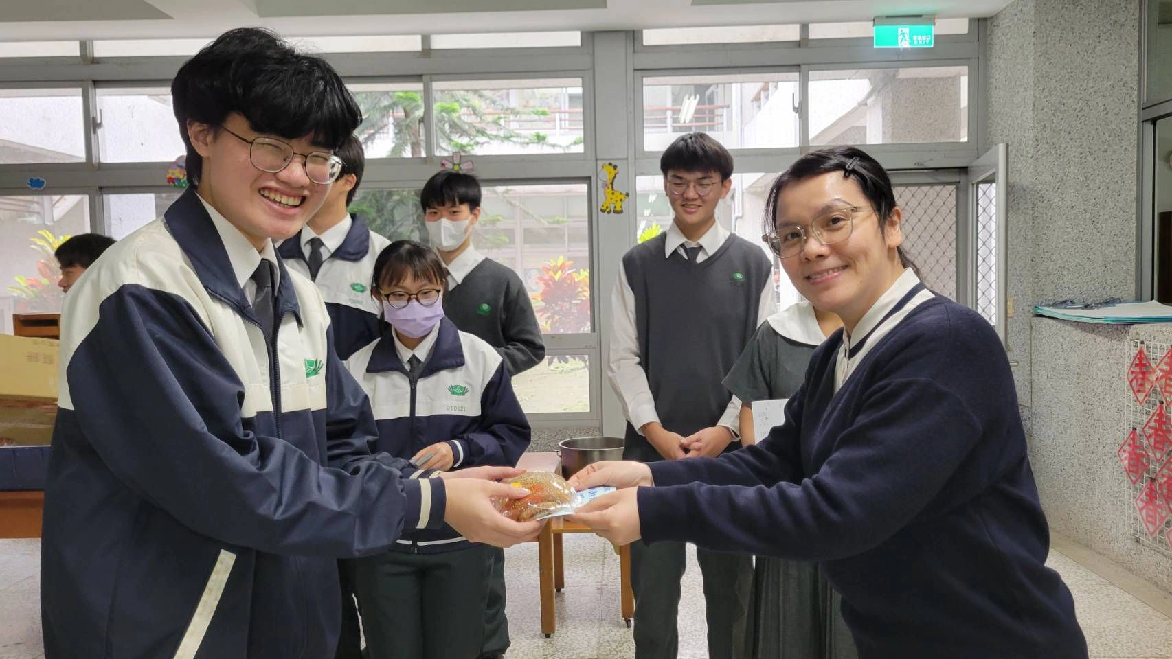 收到孩子們親手寫的卡片,老師心中滿是溫暖