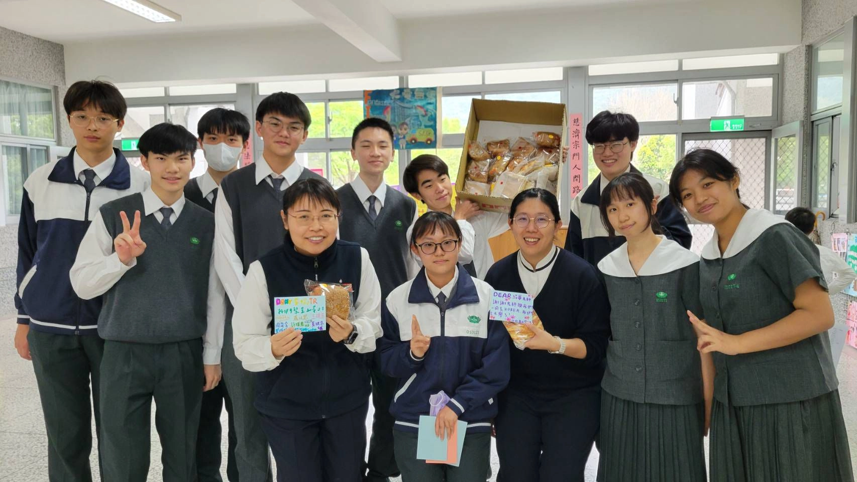 從慈小一路直升的高三學生,回到小學校園,感謝陪伴成長的師長