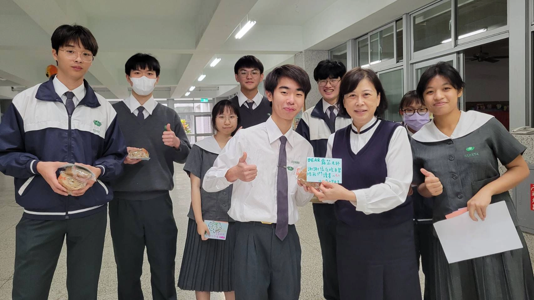 收到孩子們親手寫的卡片,老師心中滿是溫暖