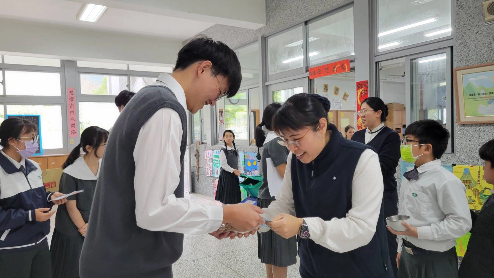 師長們收到麵包時,感受到「感恩、尊重、愛」的好品德已根植於孩子們心中