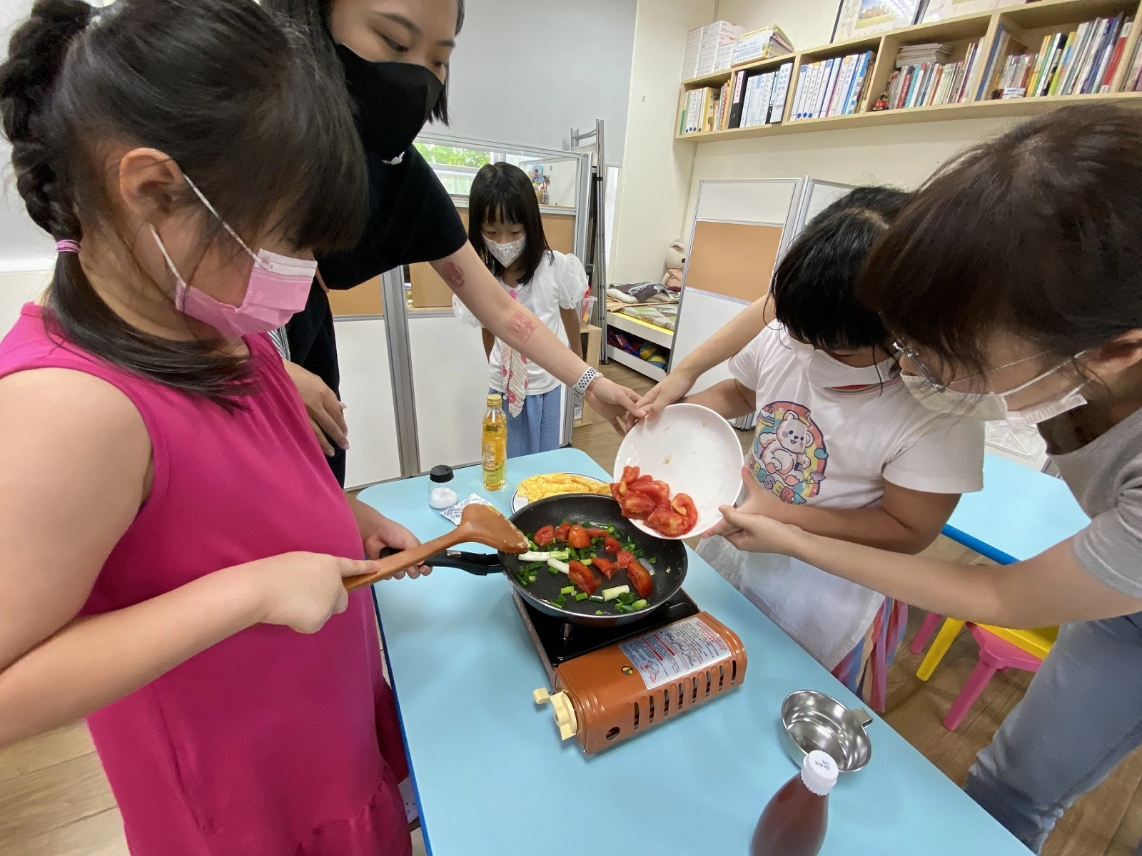 自己動手嘗試做畢業菜色(臺北市向陽非營利幼兒園)
