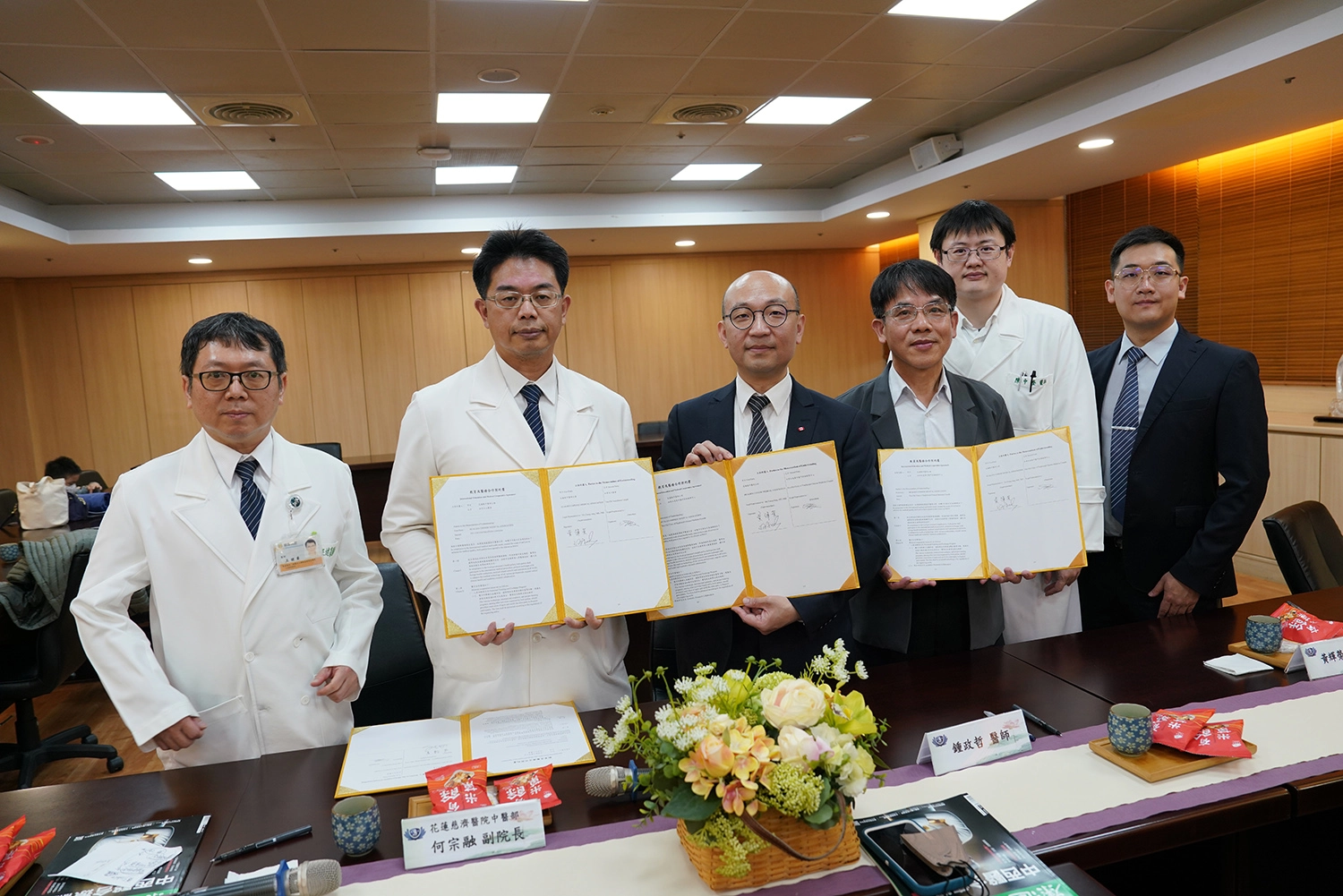 花蓮慈濟醫院、慈濟加拿大分會代表團、花蓮縣中醫師公會三方簽署合作備忘錄,由花蓮慈院副院長何宗融、慈濟加拿大分會副執行長鍾政哲、花蓮縣中醫師公會主委黃輝榮醫師代表簽署。