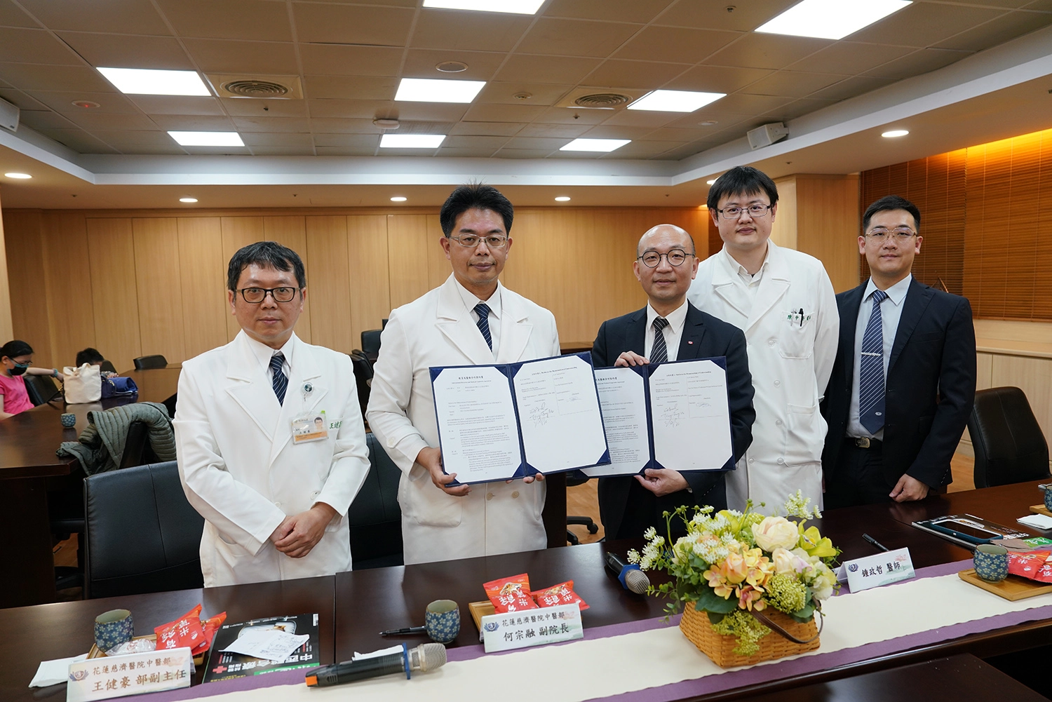 花蓮慈濟醫院、慈濟加拿大分會代表團、加拿大慈濟人醫會、加拿大慈濟中醫門診與教學中心簽屬合作備忘錄,由何宗融副院長與慈濟加拿大分會副執行長鍾政哲代表牽署。