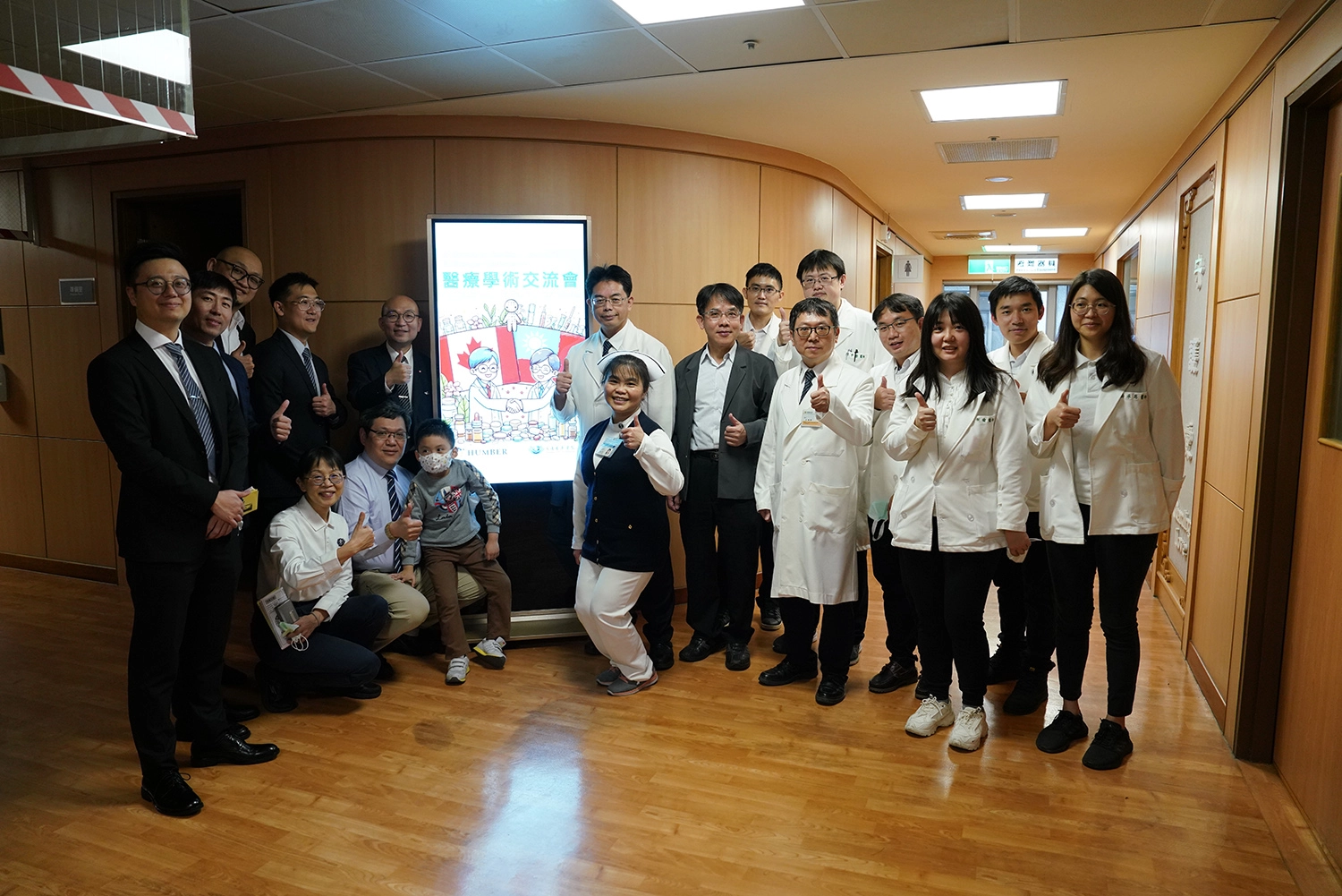 二十三日下午二點,在合心會議室,由何宗融副院長、中醫部副主任王健豪、中醫預防醫學中心暨國際醫學中心副主任陳中奎等人率領中醫師團隊、以及花蓮縣中醫師公會主委黃輝榮醫師等人,與慈濟加拿大分會代表團、臺北市立聯合醫院副院長邱榮鵬進行交流座談。