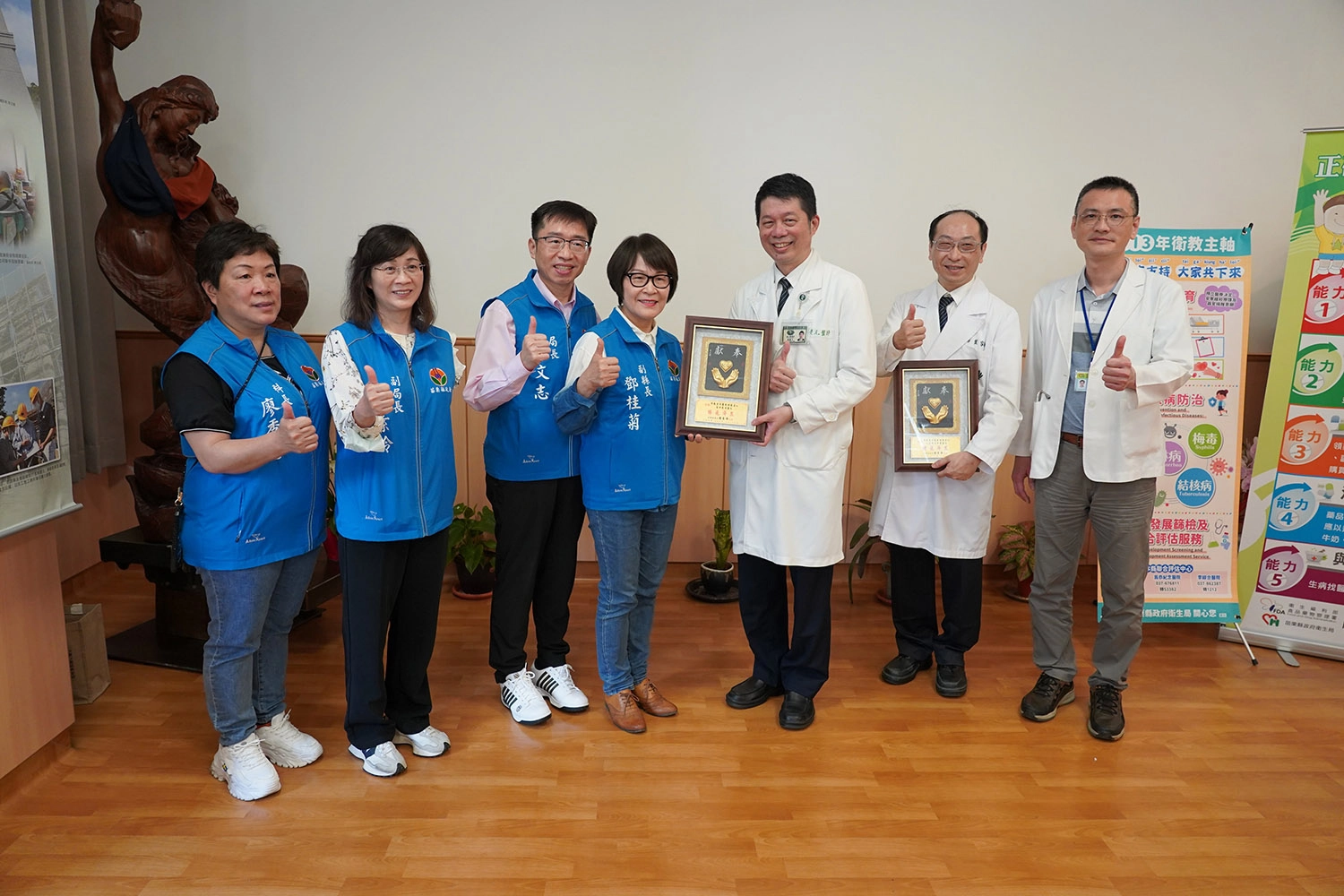 台中慈濟醫院與三義慈濟中醫醫院首次合作辦理社區整合性健康篩檢,苗栗縣副縣長鄧桂菊(左四)致贈感謝狀,由陳慶元主任(右三)、葉家舟院長(右二)接收。