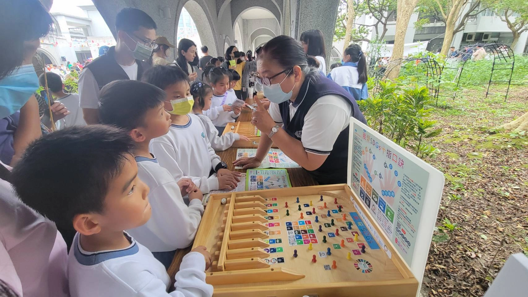 「玩桌遊愛地球」則利用古早味的打彈珠遊戲,讓孩子認識SDGs17項指標。