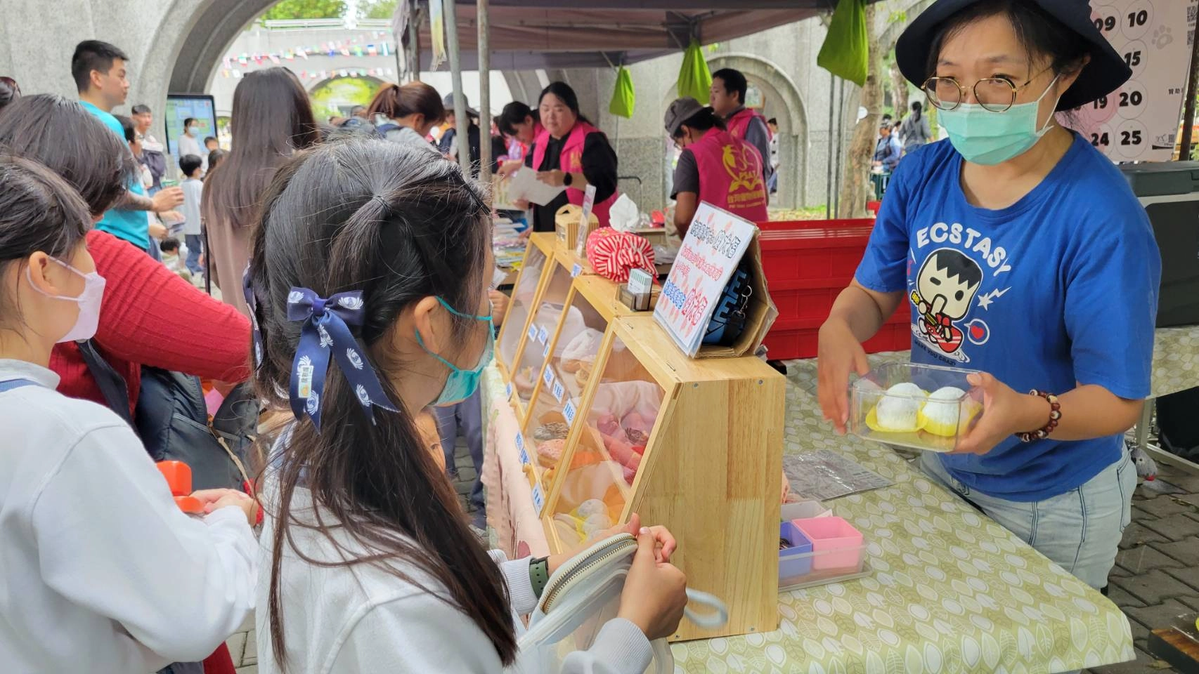 購物時自備環保餐具,環保愛地球從生活中我做起。