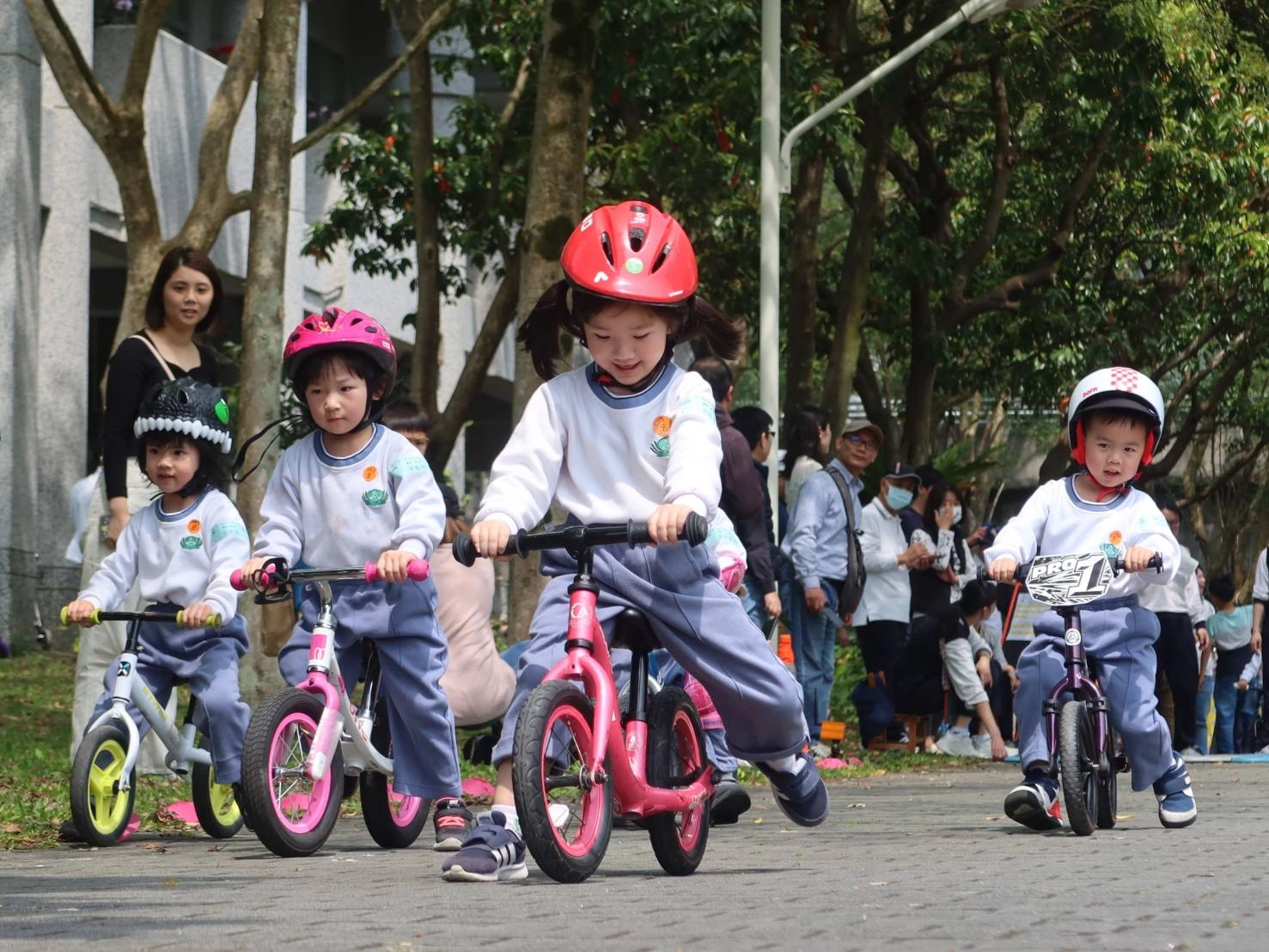 孩子眼神專注,哨聲響起向前衝刺努力回到終點