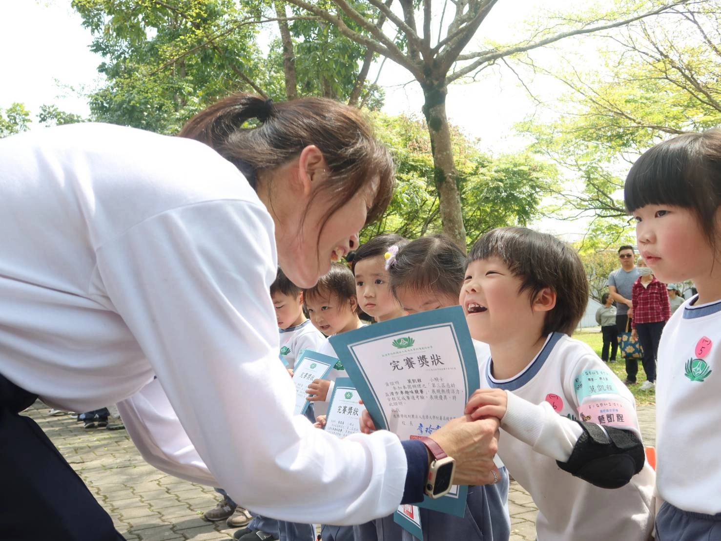 完賽即是肯定,園長為每位小選手頒發完賽證明。