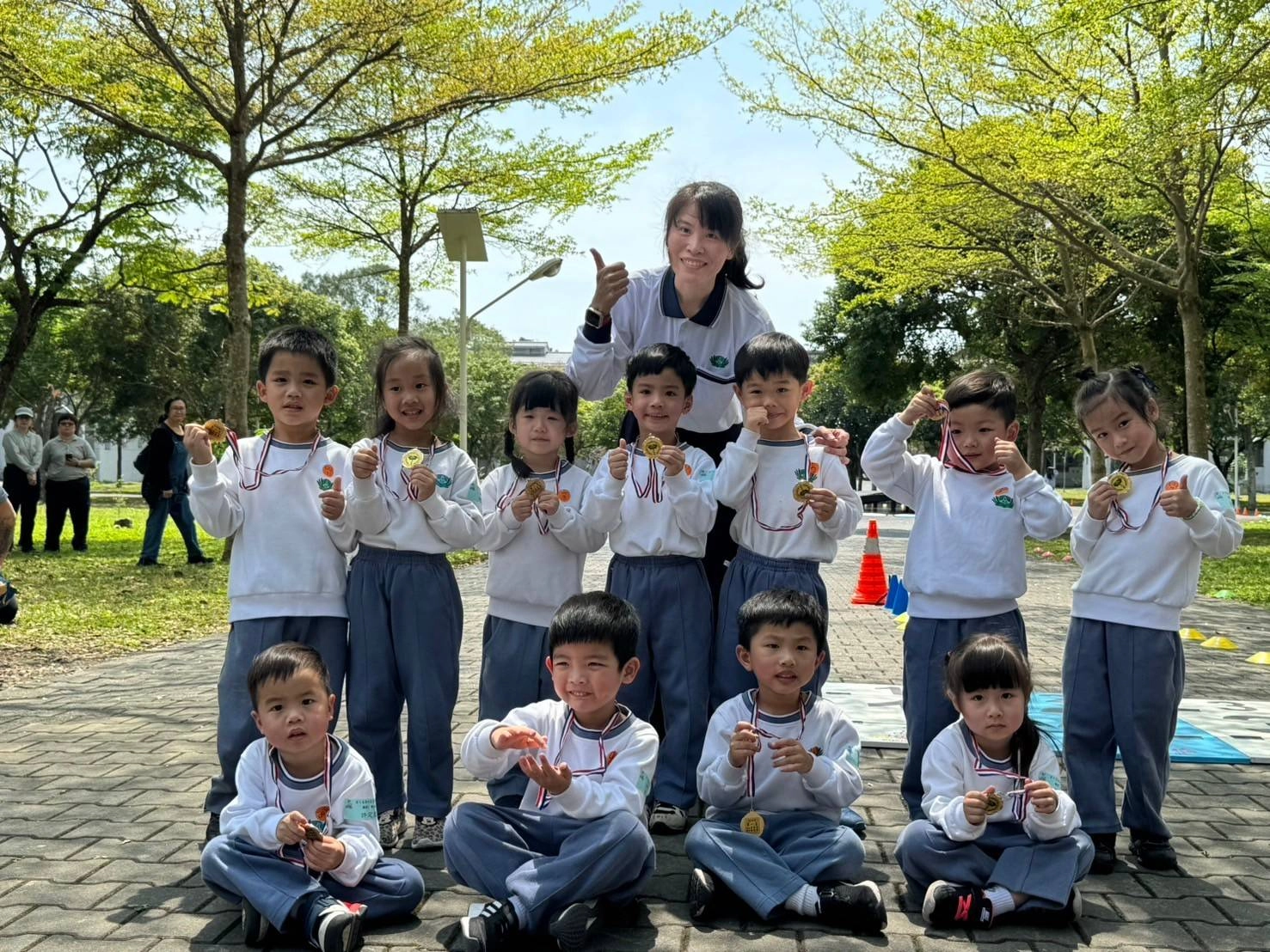 完賽即是肯定,園長為每位小選手頒發完賽證明。