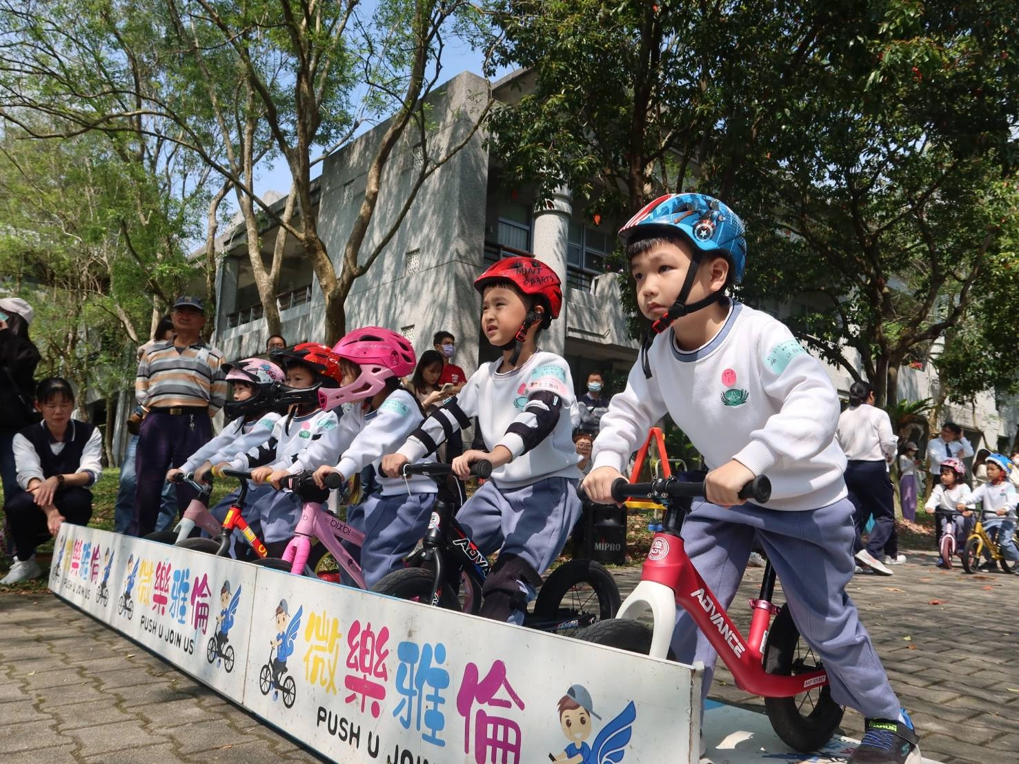 孩子眼神專注,哨聲響起向前衝刺努力回到終點