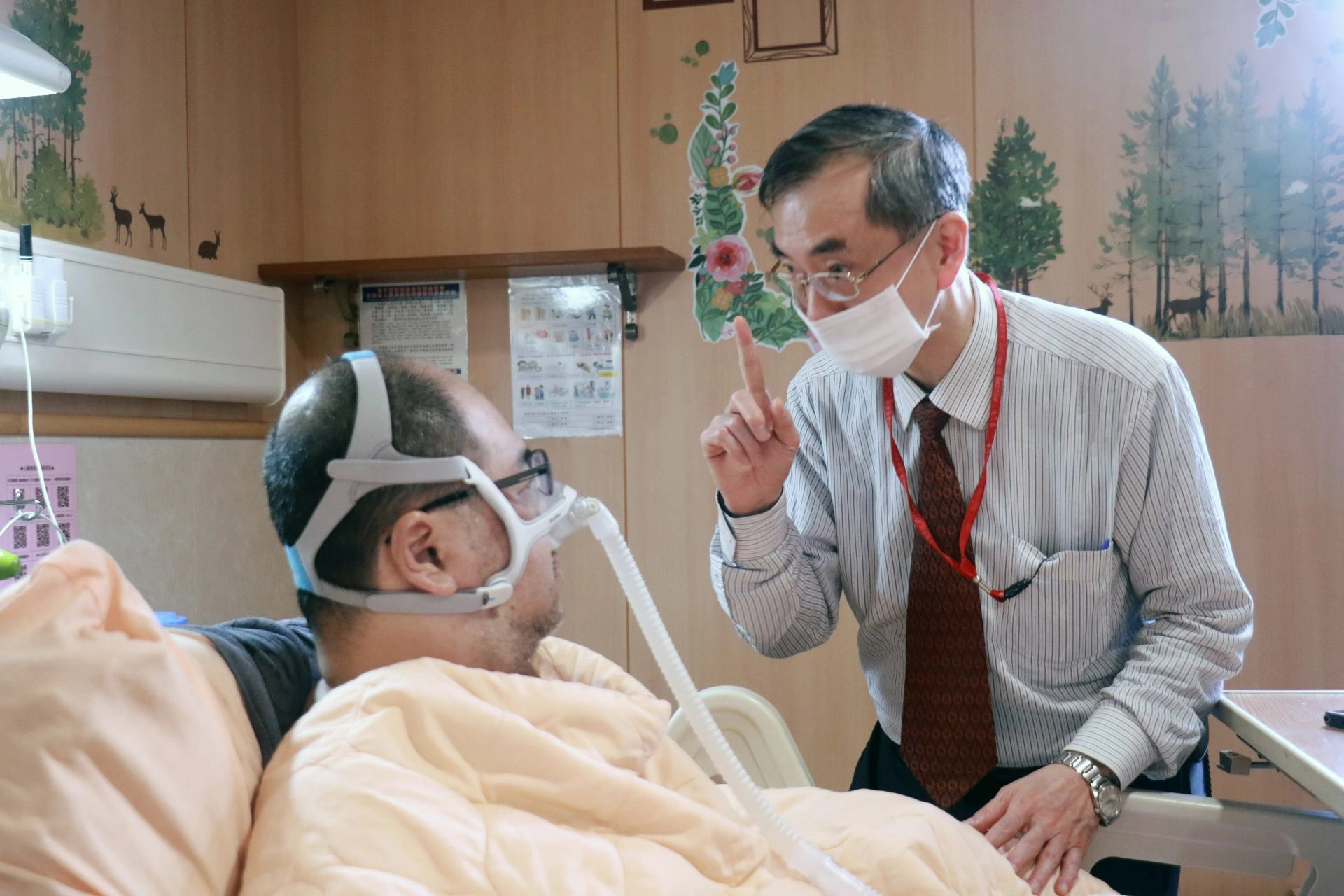 臺灣腦庫代表人臺大醫院醫師謝松蒼(右)親自向黃鼎承(左)道謝,表示他的大愛會深刻影響腦神經疾病診斷,並帶來治療的成就。
