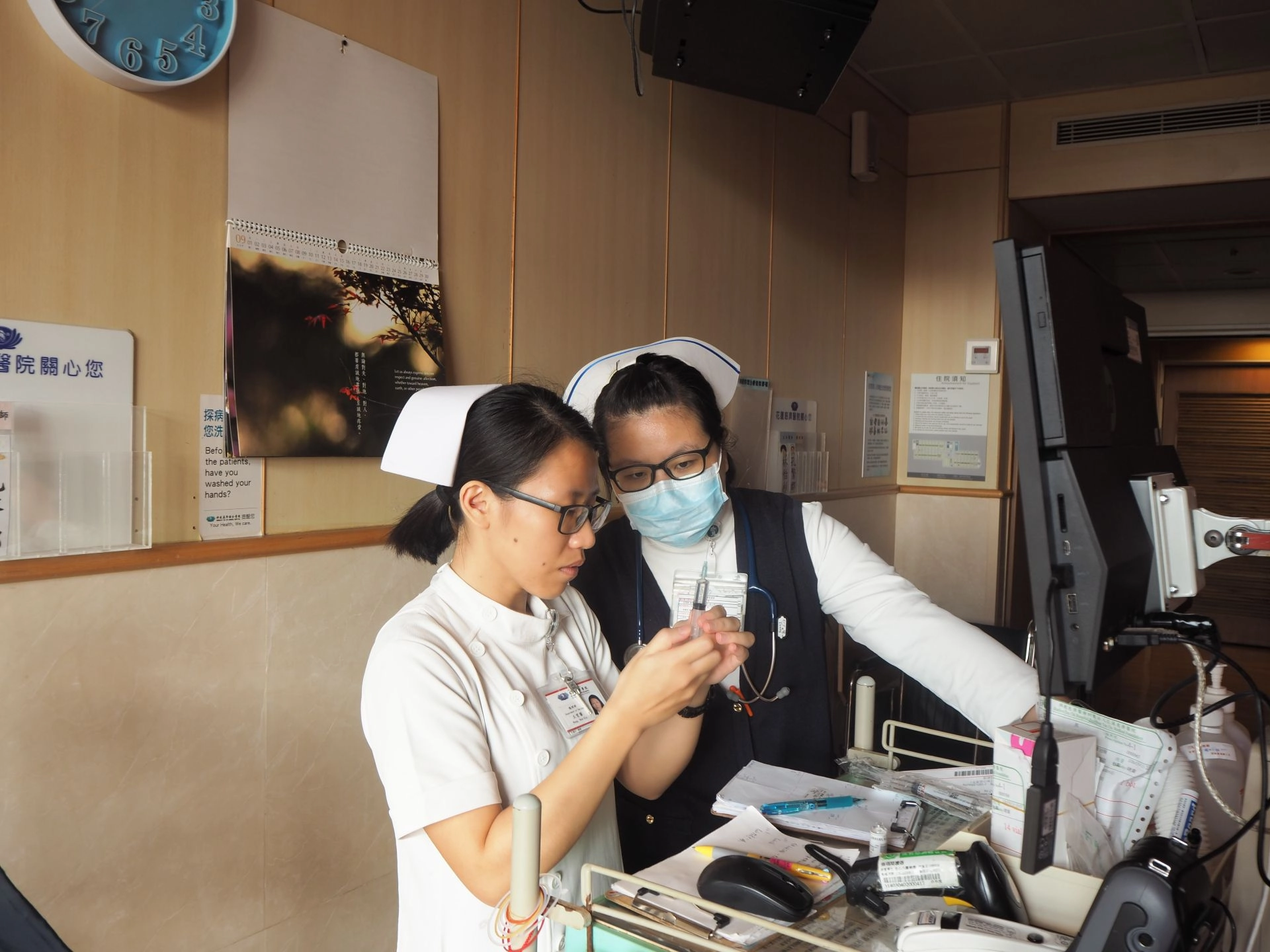 致力於單位人才培育、留任人才,圖中為孔繁郡副護理長(右一)指導新進同仁針劑施打技術。