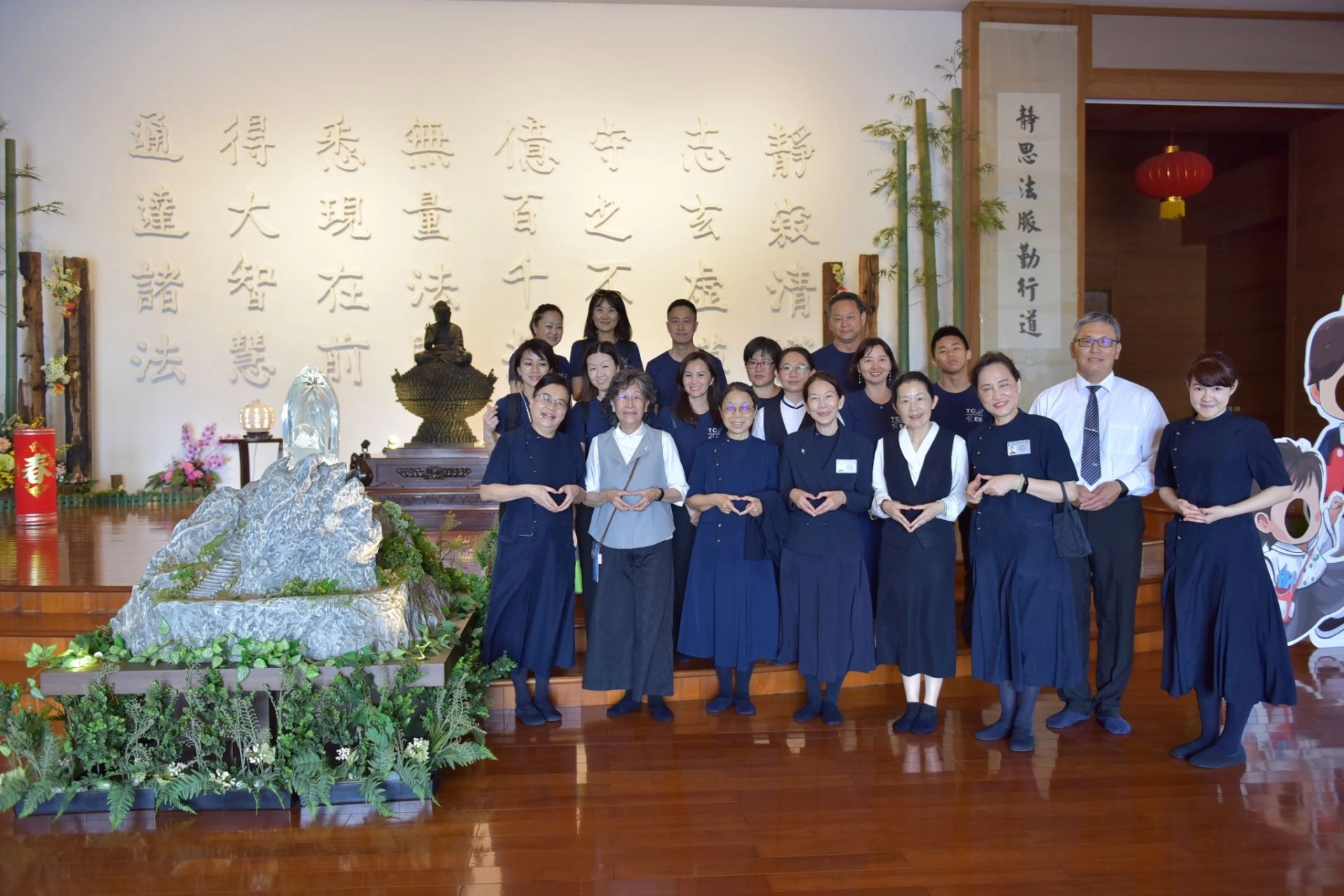 雕刻朱銘大師的萬佛作品,「萬」是一個譬喻很多、無量的意思。期許接引來自十方無量萬千的眾生,讓眾生明白人人可以成佛。