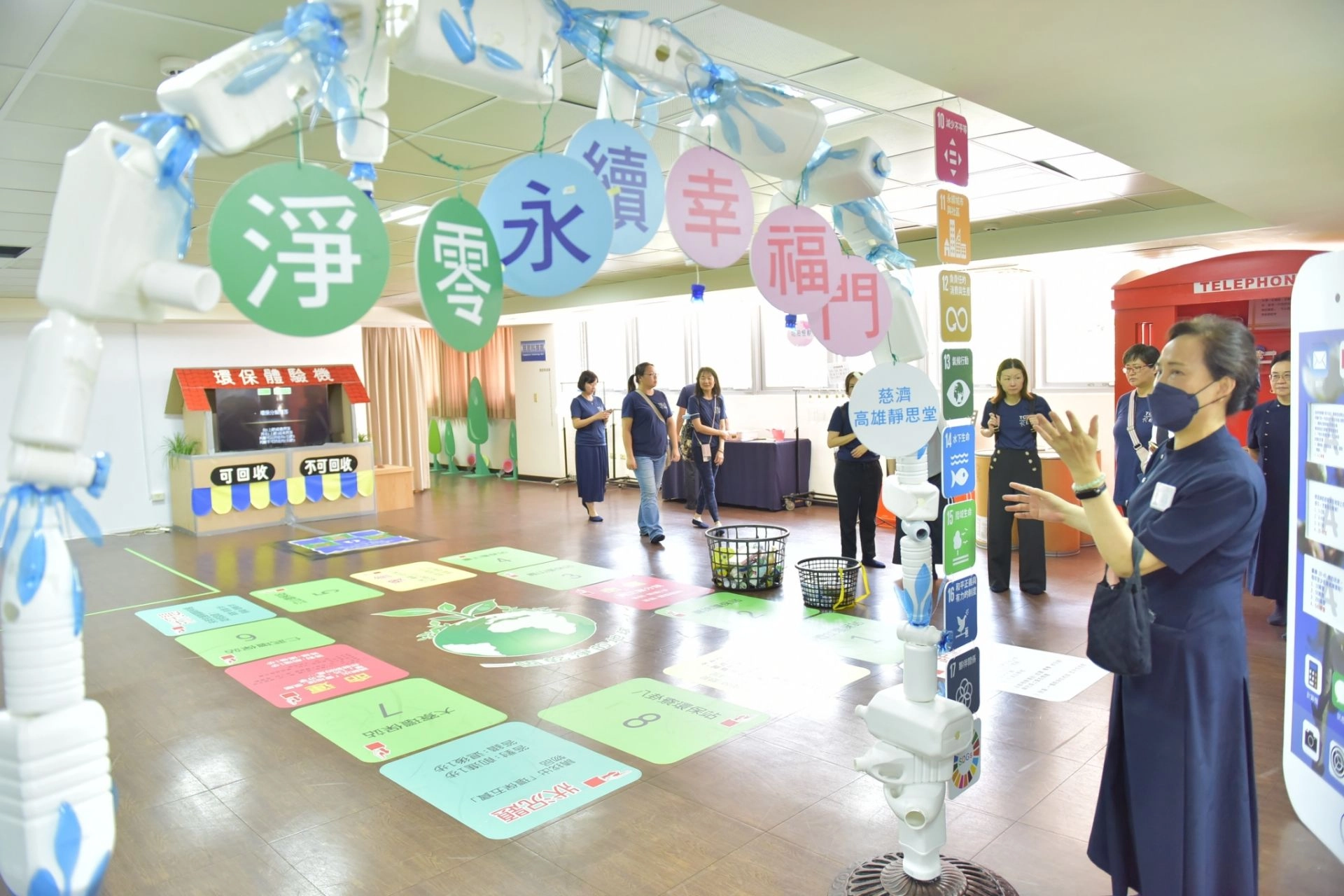 實地走訪「低碳生活館」透過展覽海報並操作互動後,了解生活中環保習慣的建立只要減少使用一次性餐具都能達到減緩全球暖化的效益。