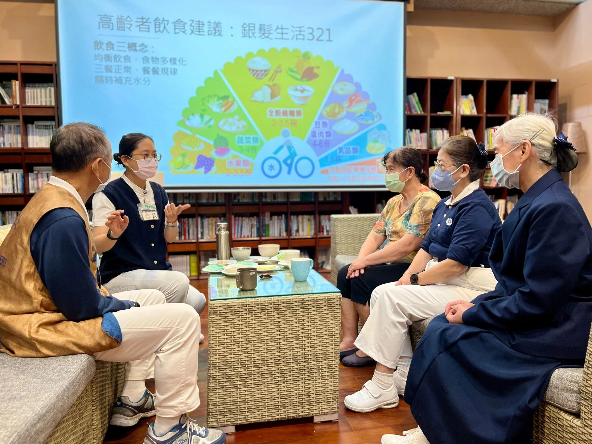 花蓮慈濟醫院老年醫學科個案管理師李依甄,日前透過健康衛教講座,手把手教長輩「如何健康吃,營養素攝取均衡不少肌。」
