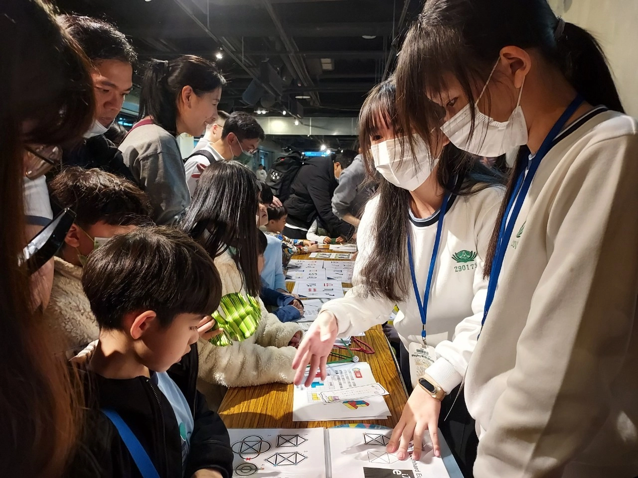 台南慈中數理實驗班同學與大人小孩解釋數學原理,活動攤位吸引眾多群眾來一探究竟。