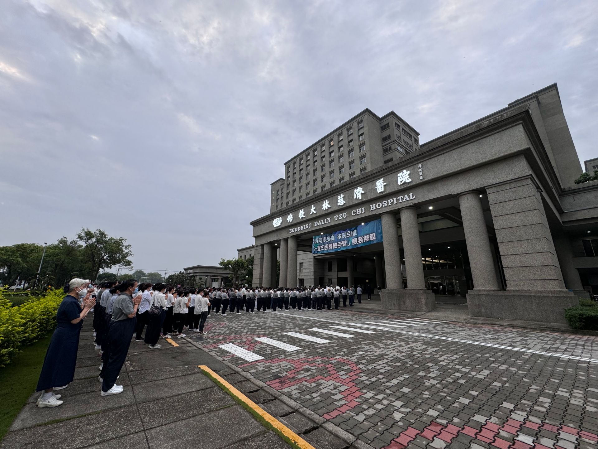 慈濟基金會58周年慶,大林慈濟醫院同仁與慈濟志工近五百人,於今日清晨,由院長賴寧生與院長室主管,帶領大眾在醫院大門口舉行朝山活動。眾人雙手合掌,隨著佛號聲三步一拜,祈求災疫早日遠離。