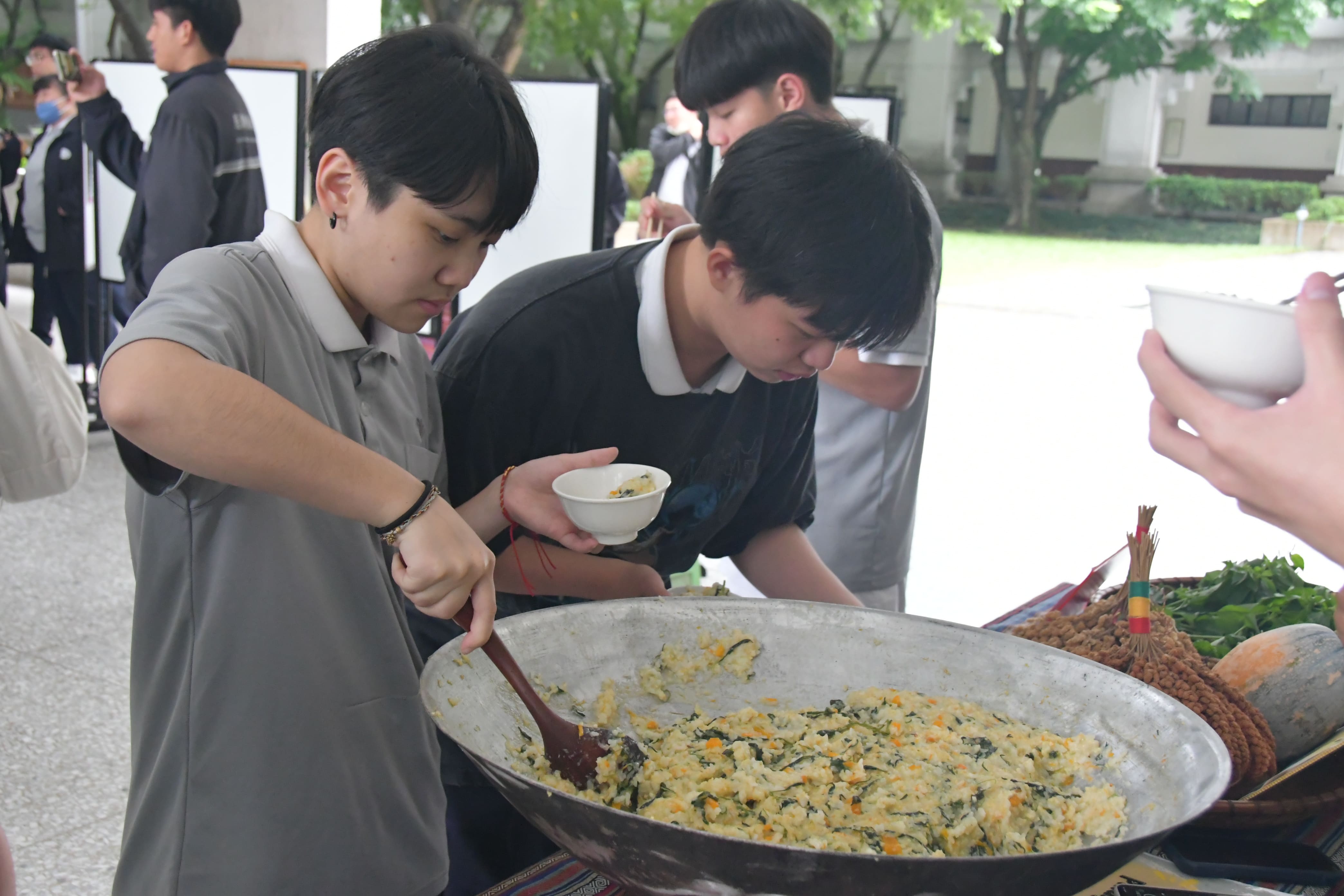 考量到衛生安全,大家用公筷母匙的木勺,將搖搖飯分裝到環保碗裡。