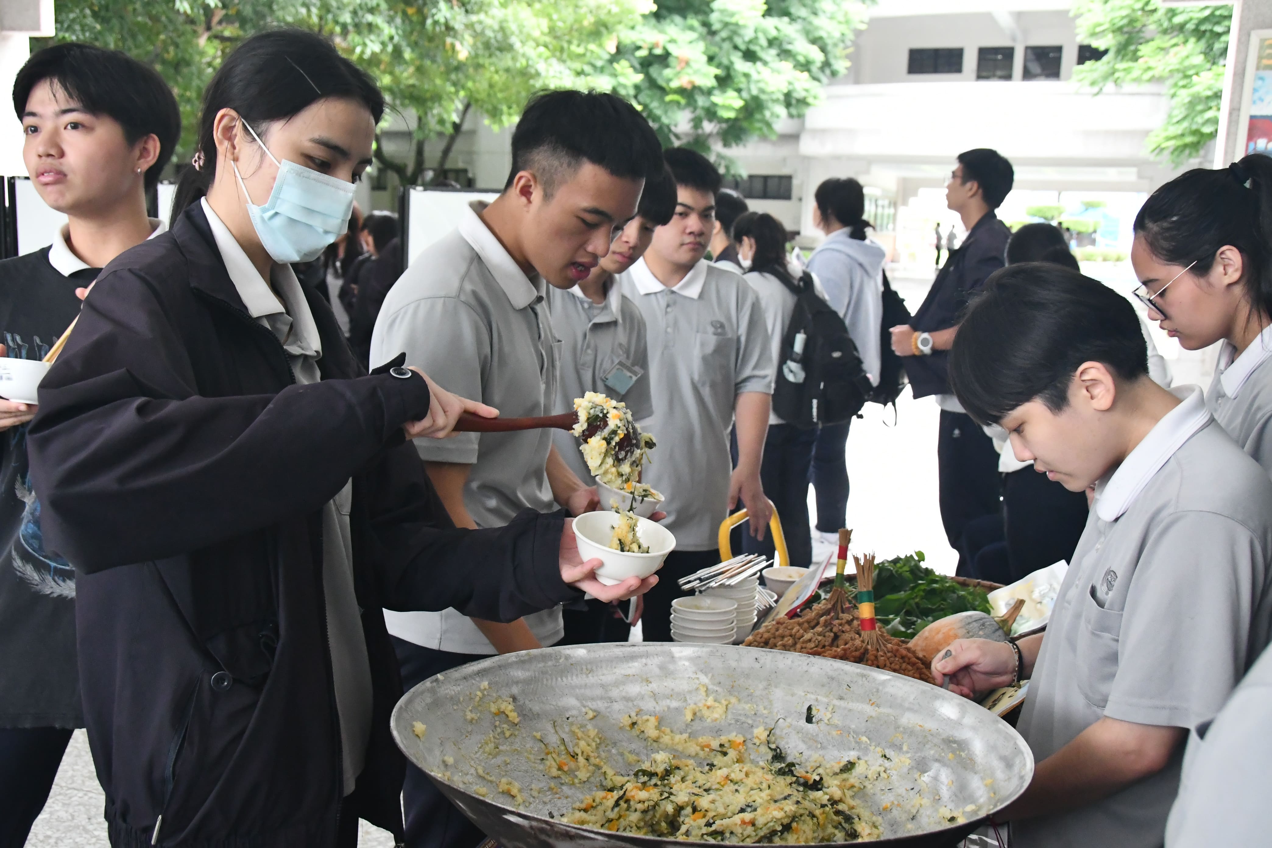 鍋子正中間、刻意保留未攪動過的搖搖飯,展現出排灣族各就各位、安分守己的禮節。
