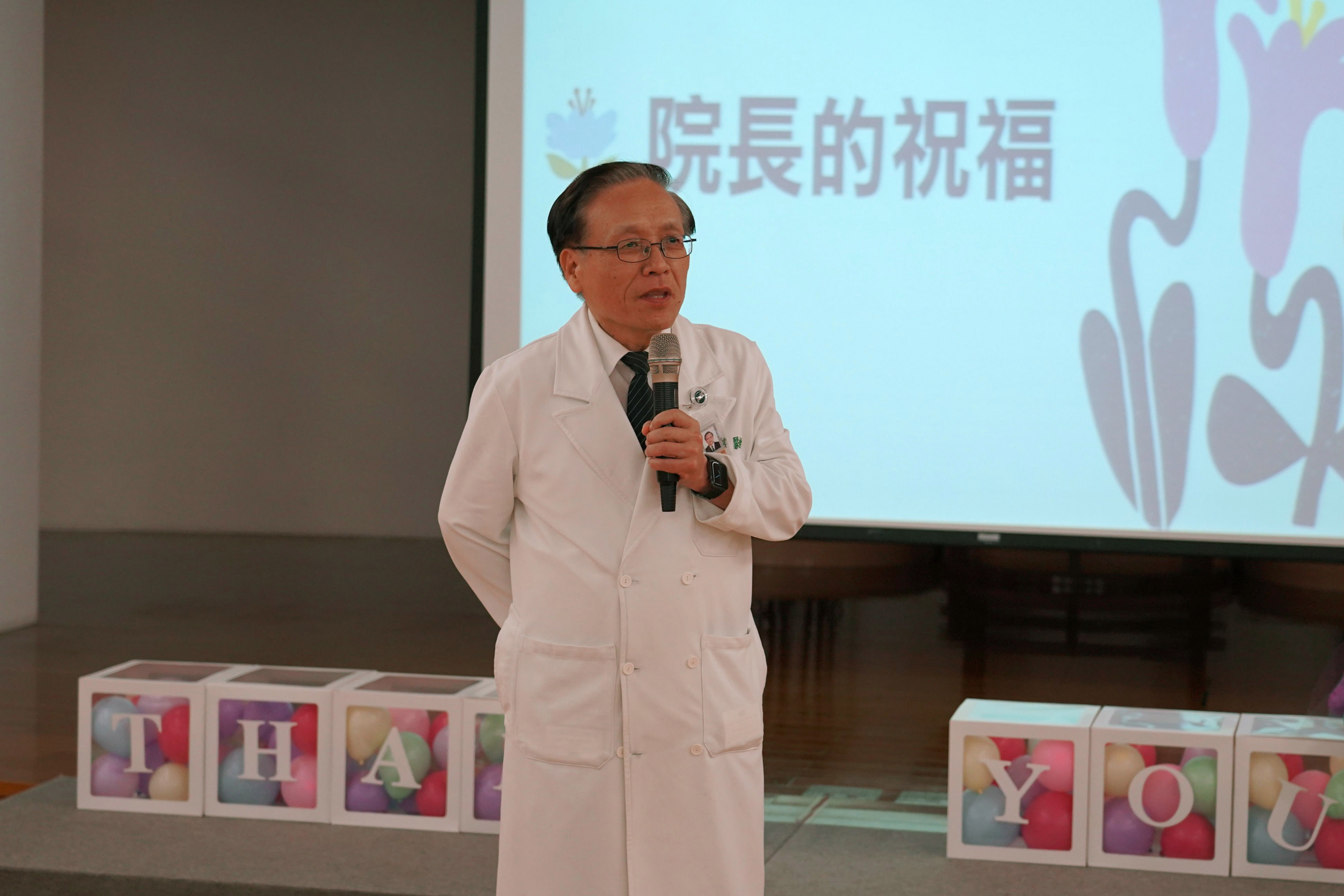 簡守信院長讚譽護理人員猶如螢火蟲微光閃爍,在黑暗中照亮他人。