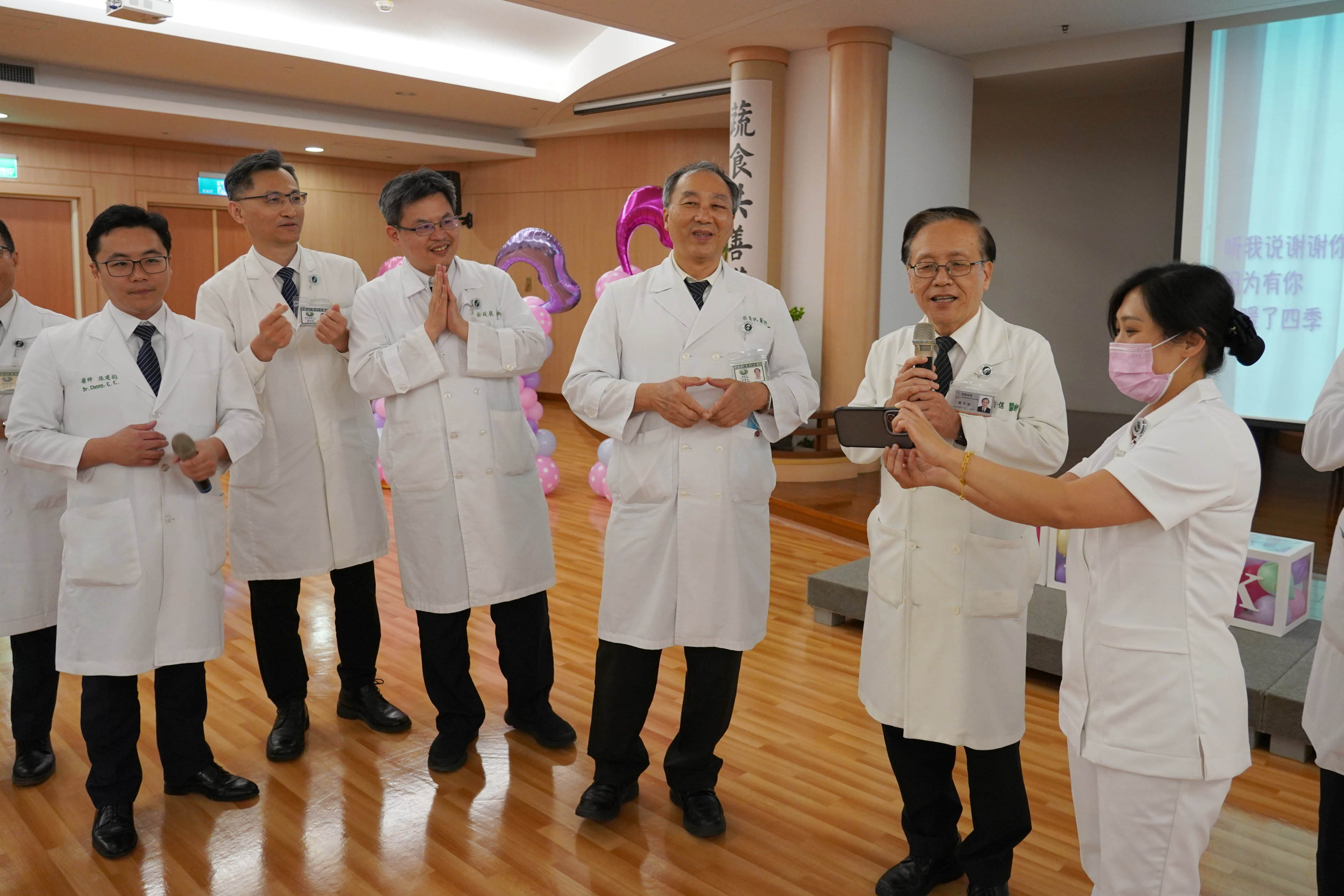 簡守信院長(右二)帶領醫療科團隊合唱「聽我說謝謝你」,表達對護理人員的感恩之意。