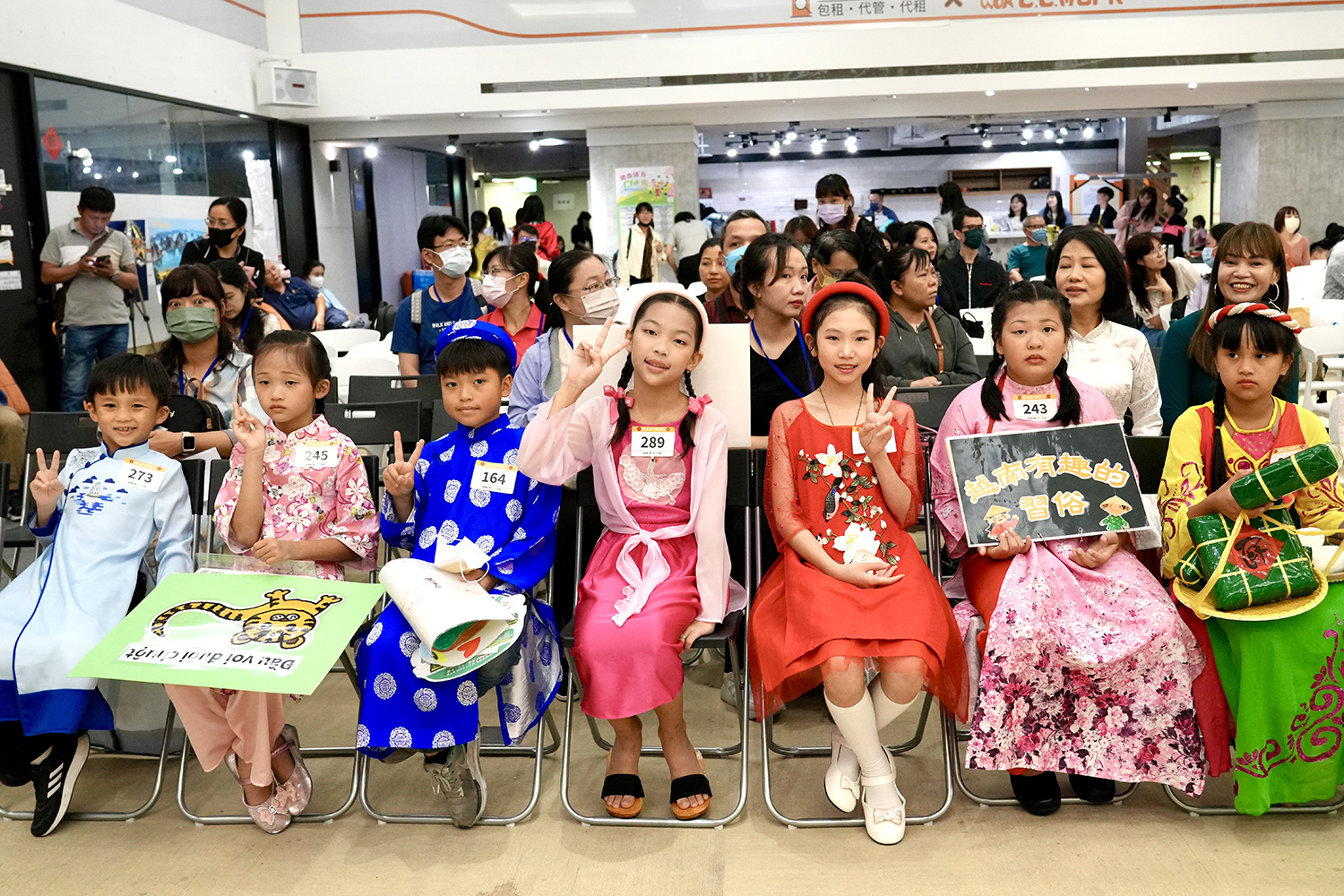 晉級決賽的選手個個準備精美道具並使出渾身解數,展現新住民語文的魅力。