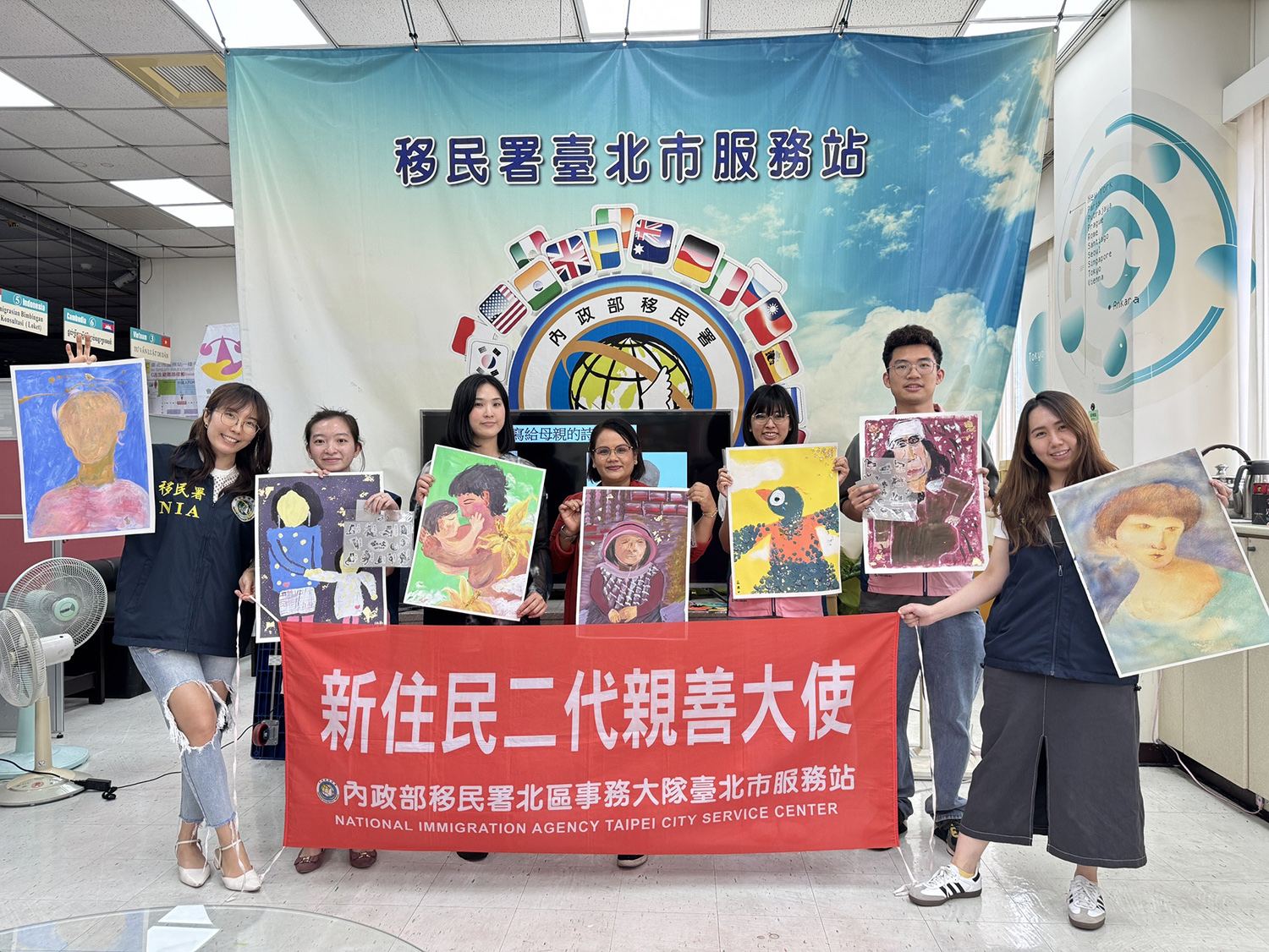 移民署臺北市服務站舉辦「新住民二代親善大使培訓」之壓克力繪畫課程,提前慶祝。