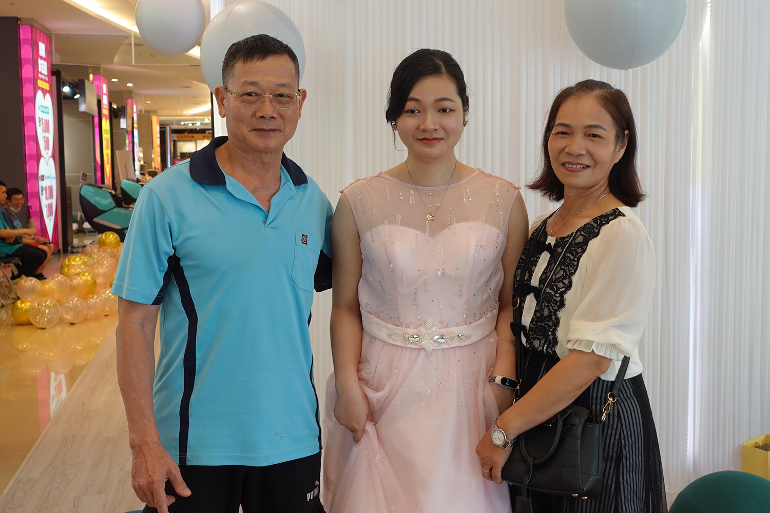 愛美的小君,穿上禮服後,展現自信風采。