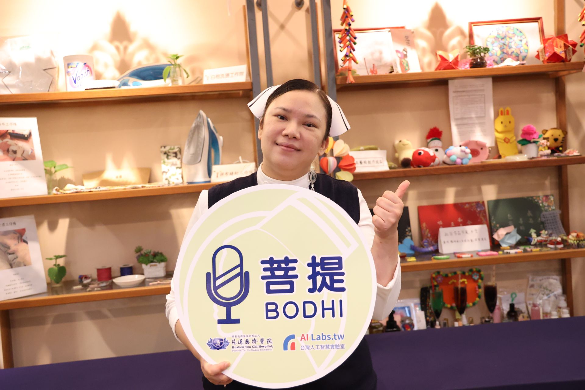 余佳倫護理長表示,現在只需要透過麥克風收音,啟動i菩提護理AI助手,應用ASR與FedGPT,就可以進行語音逐字稿辨識,摘要生成,讓護理師能更專心去了解病人的狀況,發現病人的問題,進而去想辦法解決病人的困擾。