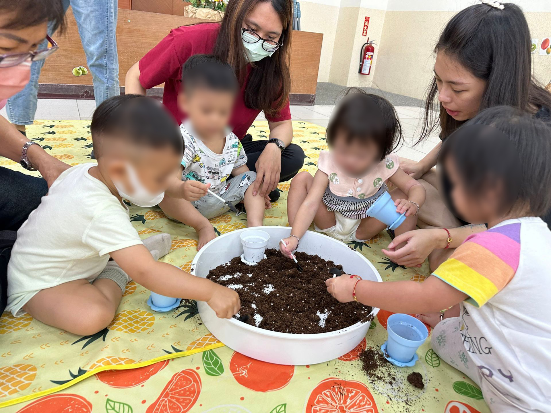 伊甸林園據點舉辦親子活動,利用感管盆進行教學