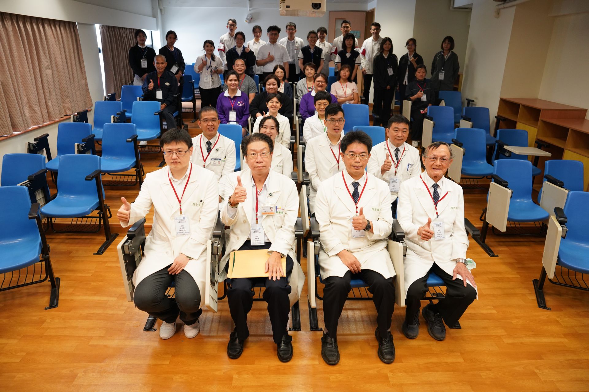 花蓮慈院與大林慈院5月5日聯合舉辦「實習醫學生中醫客觀結構式臨床技能測驗(OSCE)」,考場主持人何宗融副院長(前排左二)與考官、觀摩考官、標準化病人訓練師、標準化病人、考生、與考場工作人員一起合影。