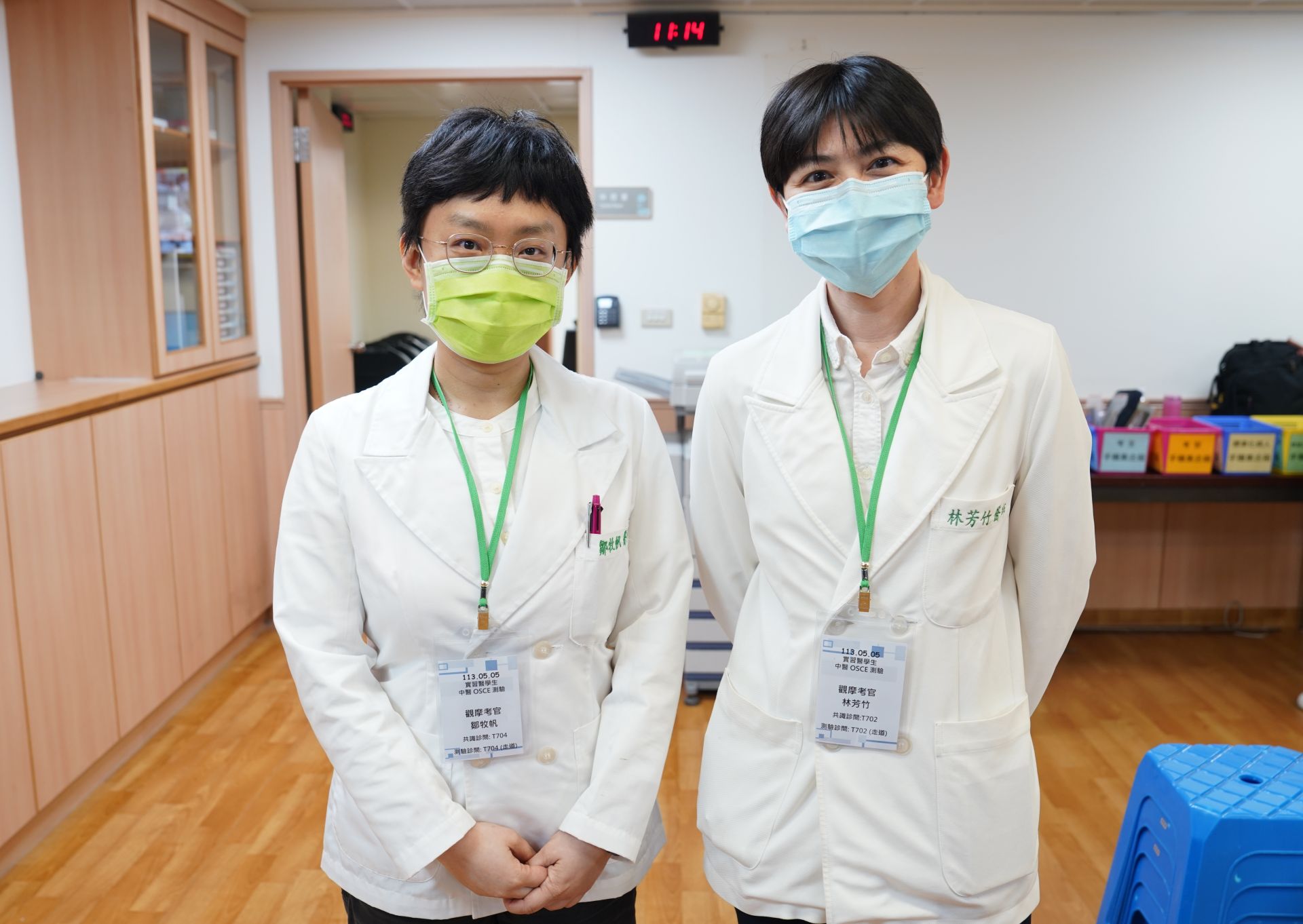 花蓮慈院與大林慈院聯合舉辦OSCE,花蓮考場特別安排關山慈院鄒牧帆醫師(左)與林芳竹醫師觀摩。
