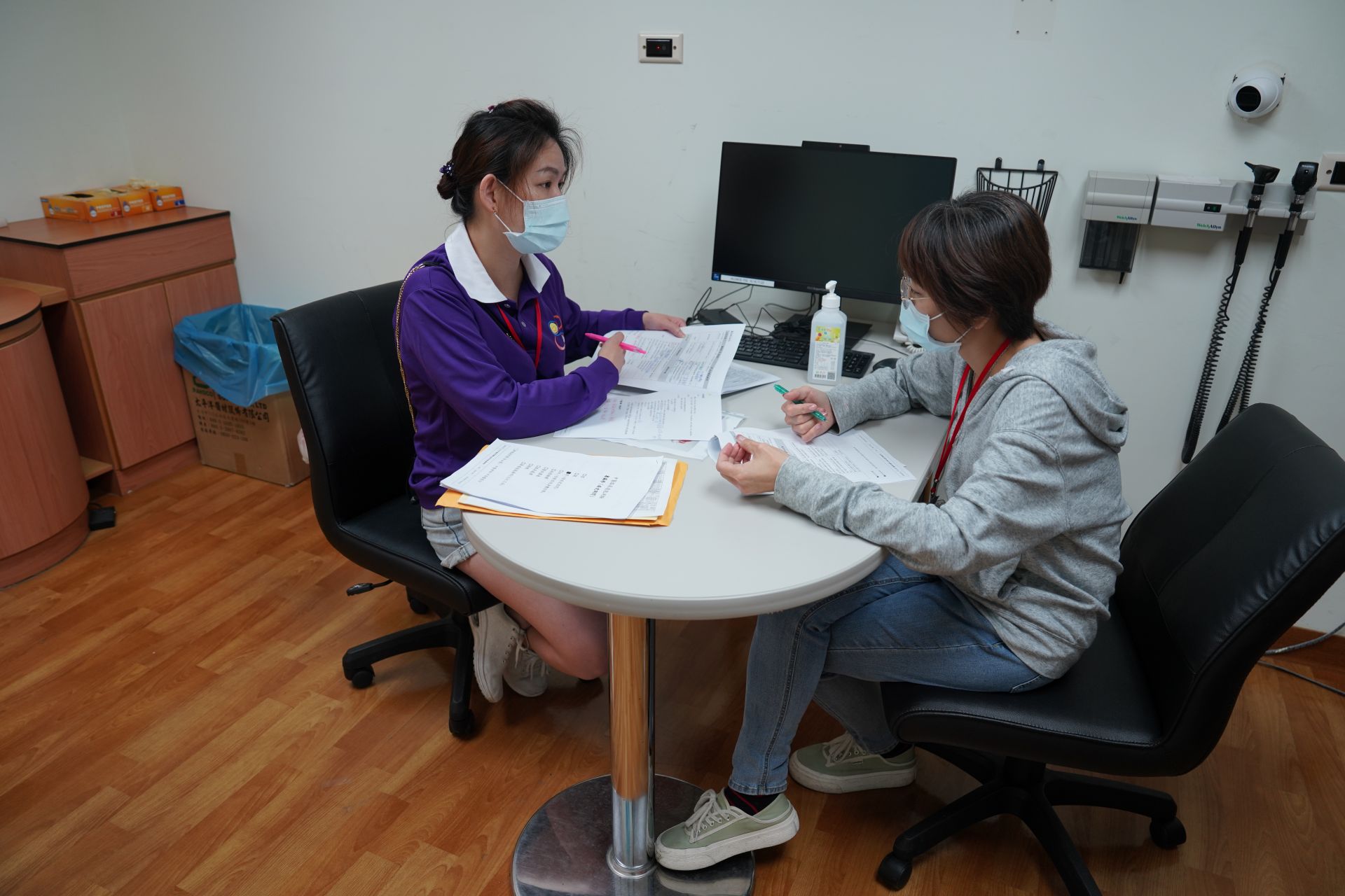 資訊護理師宋雅婷(右)7年前在慈濟科技大學任職行政人員就開始接觸OSCE,平常工作緊繃,所以趁當OSCE標準化病人調劑心情,她在考前與訓練師黃萓蓁認真演練。