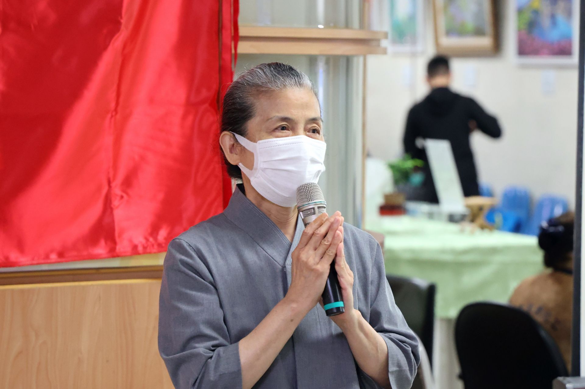 花蓮慈院志工室主任顏靜曦代表病人及家屬向辛苦的護理師表達心中感謝,並祝福所有人都身體健康,護理師節快樂!