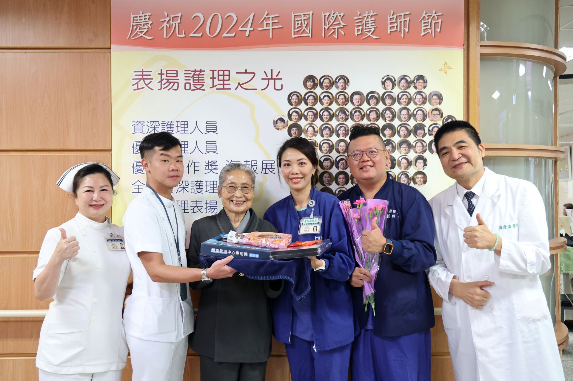 慈濟基金會林碧玉副總(左三)、花蓮慈院羅慶徽副院長(右一)與護理部主任鍾惠君(左一)獻上感恩好禮,由獲表揚為優秀護理人員的急診專師劉銘文(右二)、內科加護病房專師林昀芊(右三)和開刀房護理師范家豪(左二)代表收下。