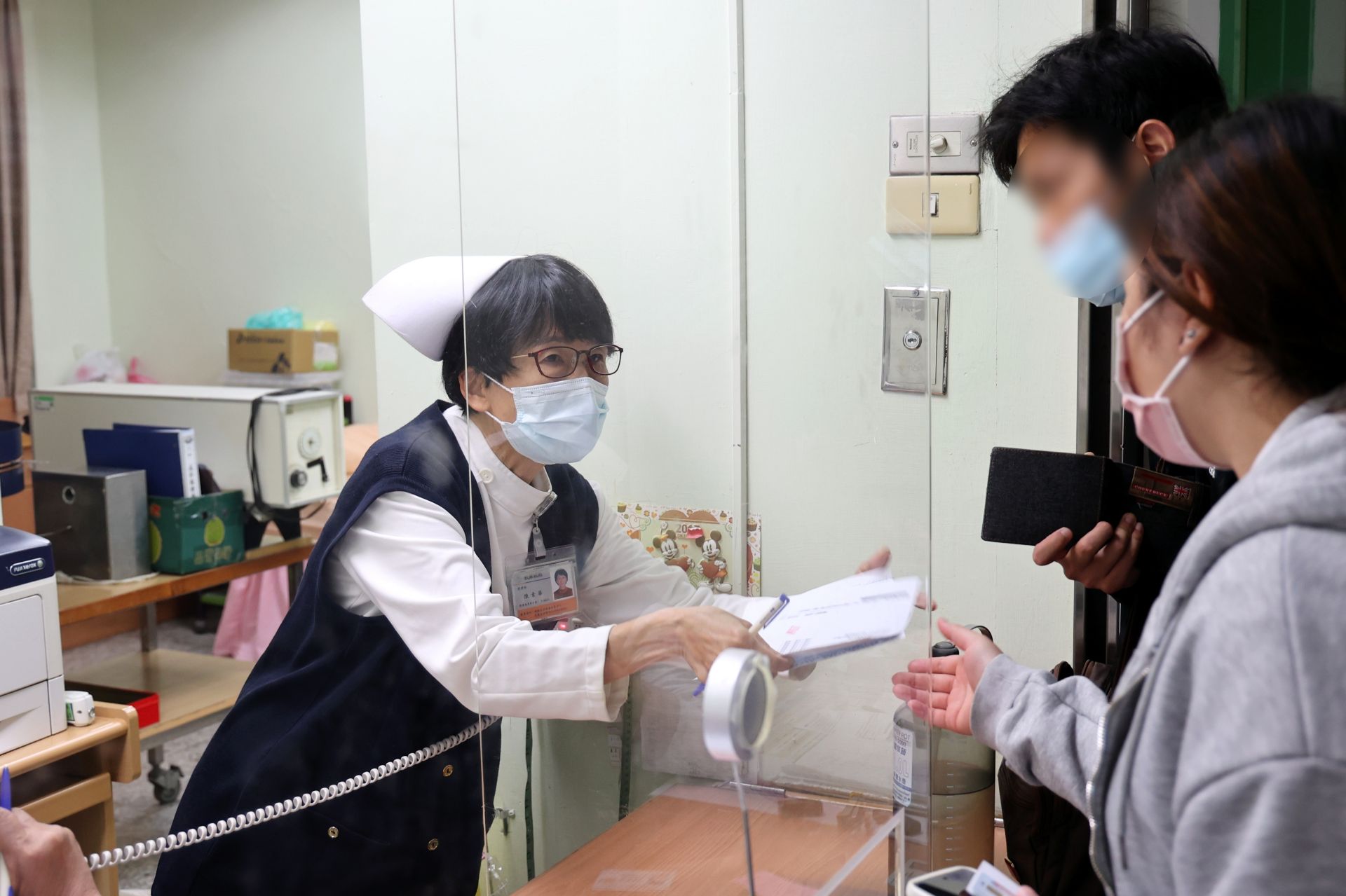 62歲的陳素華是花蓮慈院今年服務滿40年的資深護理師,儘管已在護理領域深耕多年,熱愛這份工作的心始終如一。