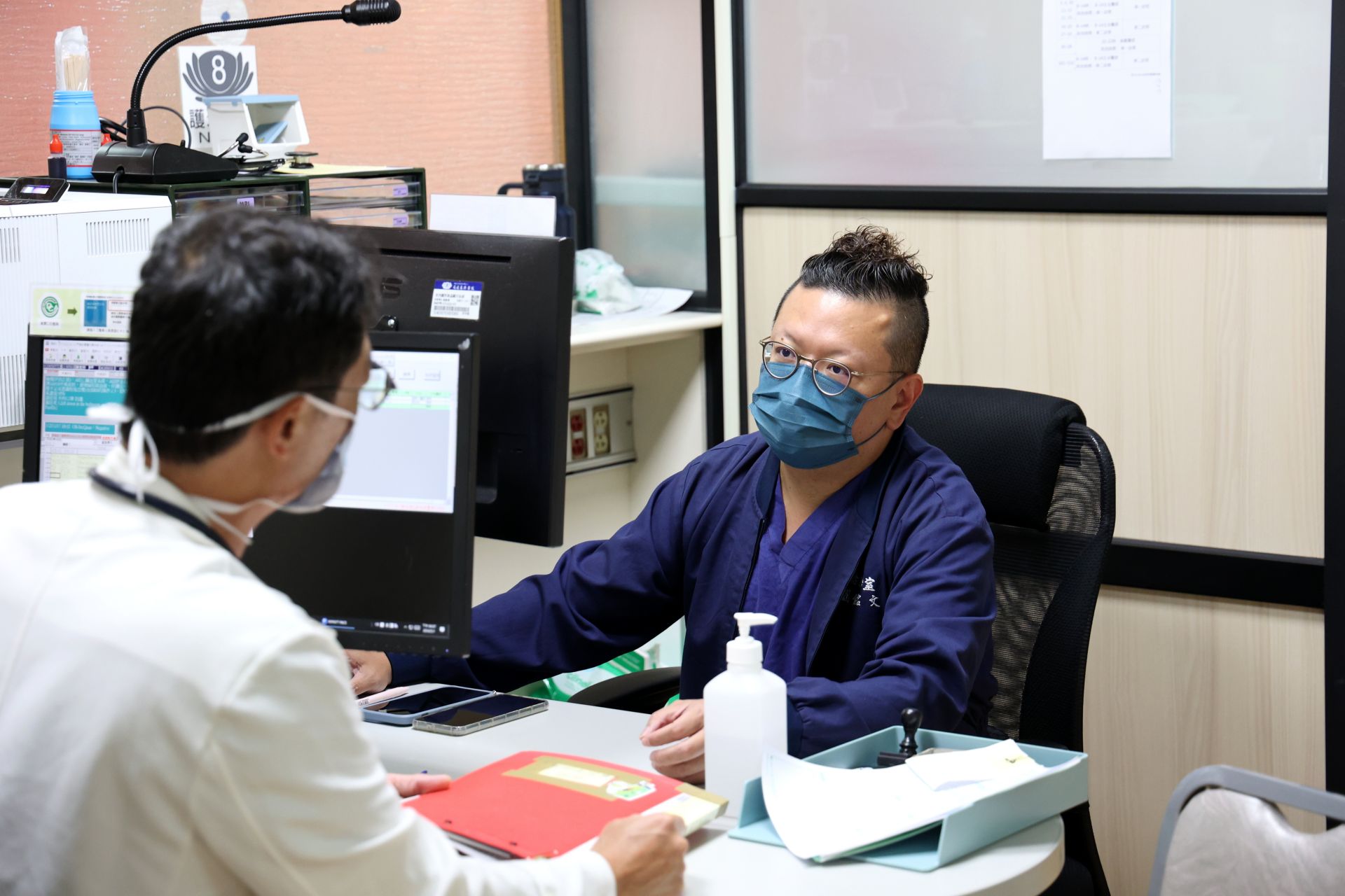 於急診服務超過20年的劉銘文專師,在急救教育及擬真教學方面傾注心力,帶領學弟妹不斷學習精進,積極報名參賽。