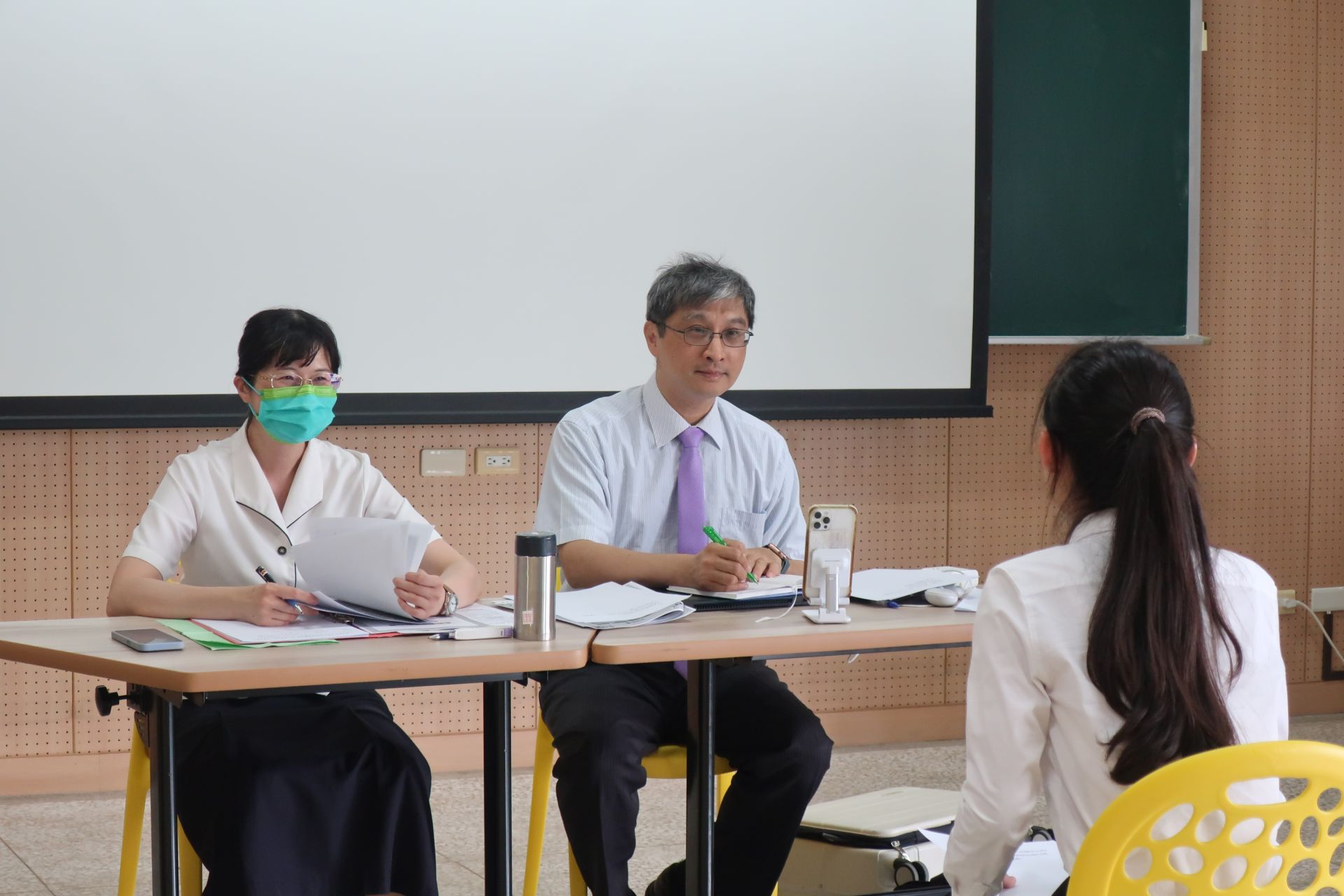學生在模擬面談活動中練習順暢表達不怯場,順利展現自我。