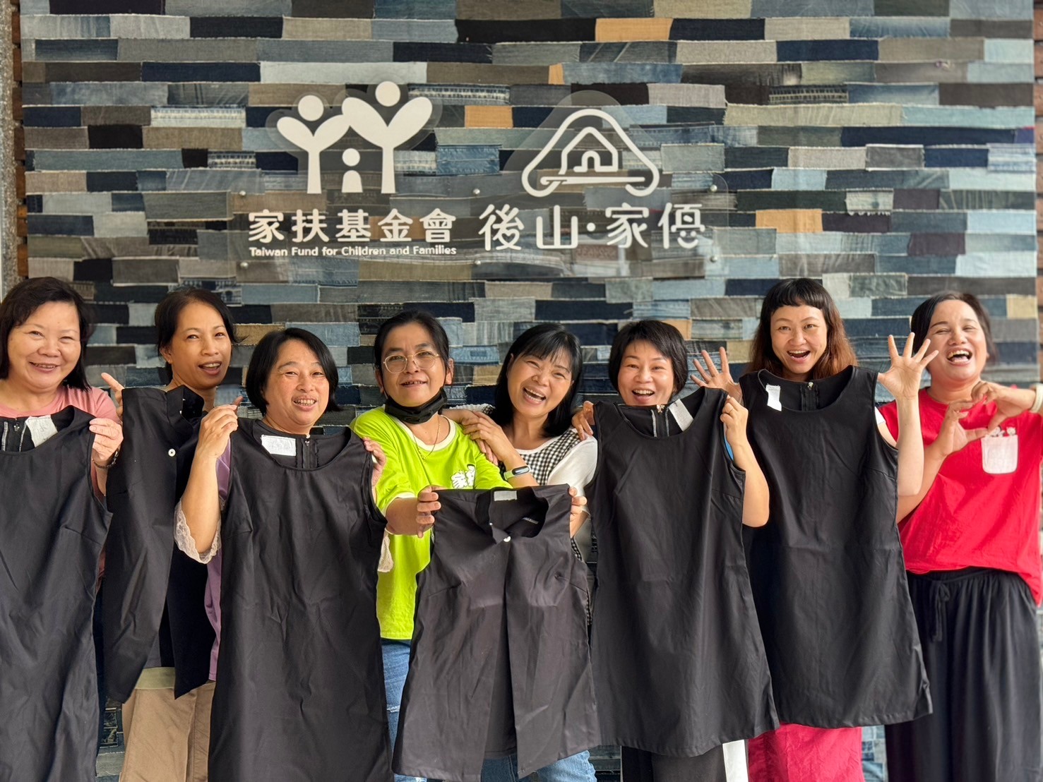 吉安服務處社工督導陳素卿(中)與考上的五名家長,右二為幸福小舖同仁