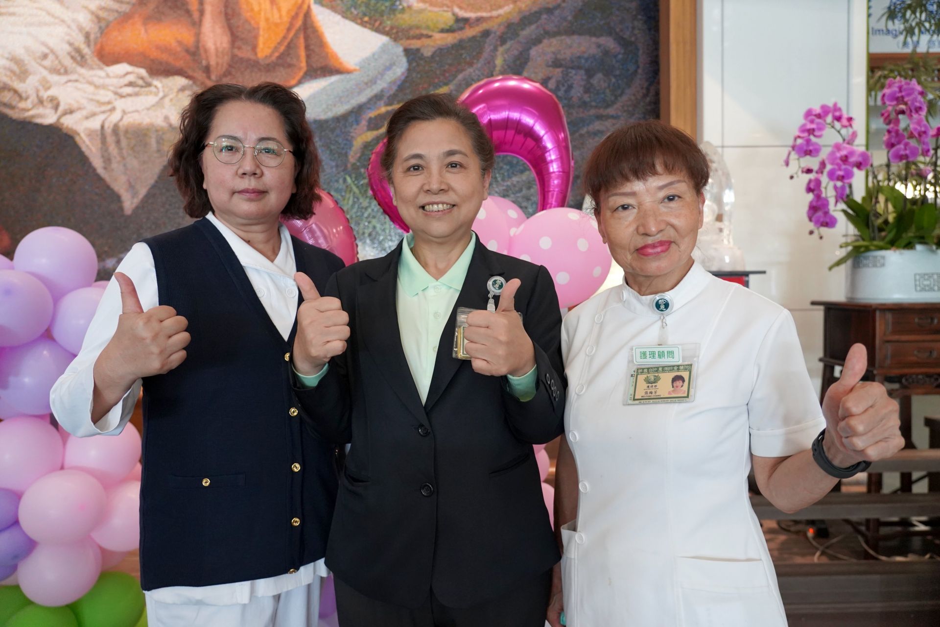 台中慈濟醫院副院長莊淑婷(中)、護理部顧問張梅芳(右)、供應中心護理長張美雪(左)三位資歷加總逾百年的資深護理前輩,以自身經歷證明,護理不僅是一份職業,更是一種熱情與奉獻的生命選擇。