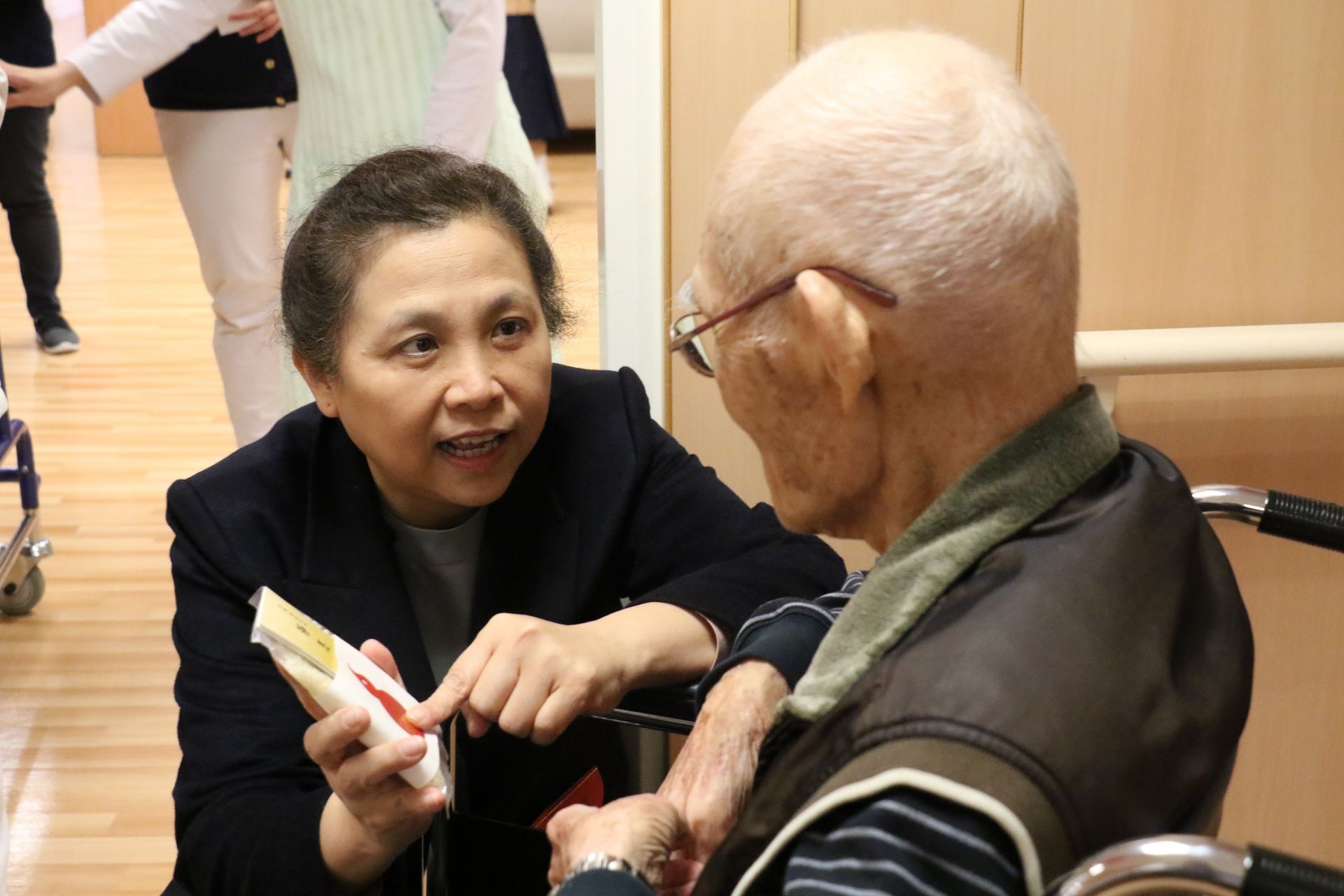 台中慈濟醫院副院長莊淑婷(左)身兼慈濟護理之家負責人,他鼓勵年輕護理師歷練不同環境的學習,才能拓展視野。