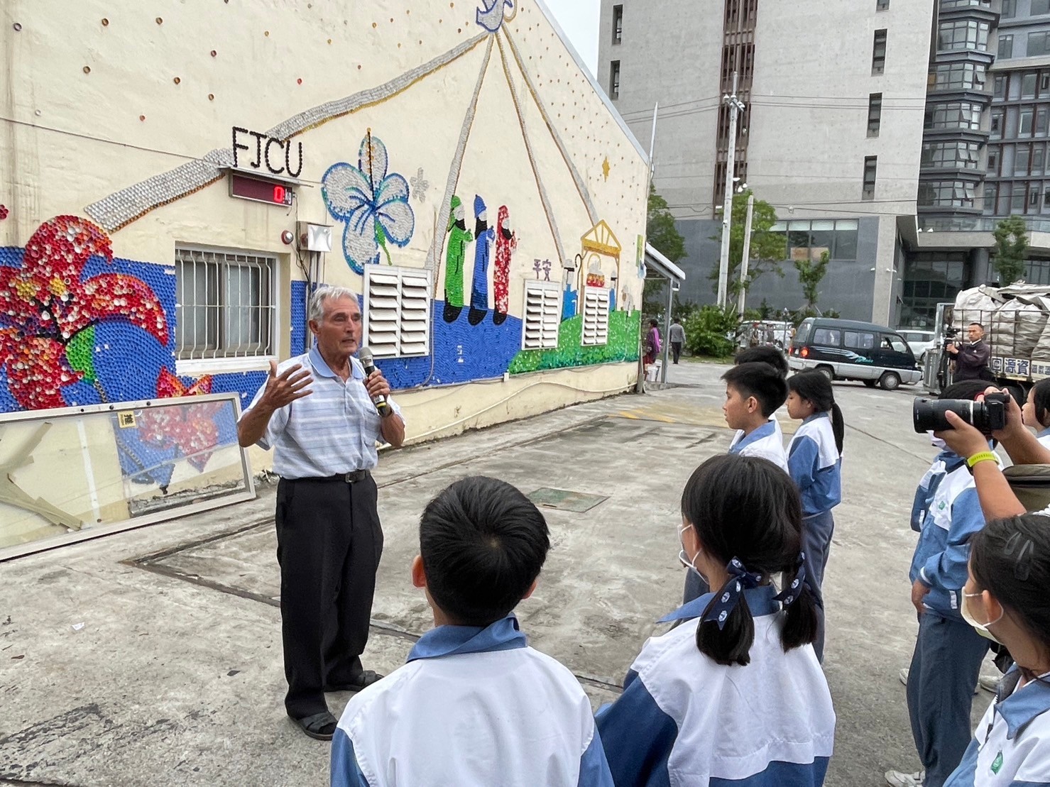 劉一峰神父親自為孩子導覽二手物流中心成立因緣,希望協助弱勢族群在社會有安心立命